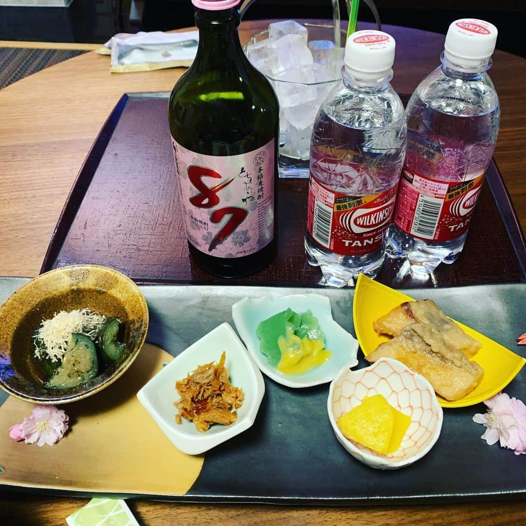 金村義明さんのインスタグラム写真 - (金村義明Instagram)「#今夜は飲む #麦焼酎炭酸割り #1日2食ダイエット継続中 #自粛生活運動不足 #クソコロナええ加減にせぇ  #1日も早く終息しますように  #1日も早く特効薬を #医療従事者に感謝  #医療従事者のみなさんへ敬意を表します  #保健所の皆様頑張って下さい  #やまない雨はない☔️」4月15日 19時41分 - yoshiaki_kanemura