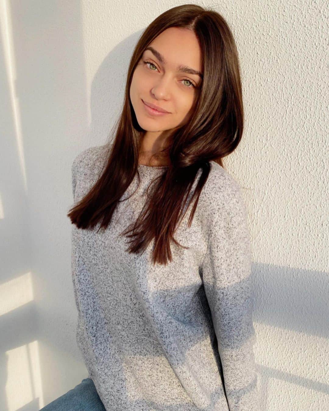 Zhenya Katavaのインスタグラム：「Я очень люблю такую девочку.」