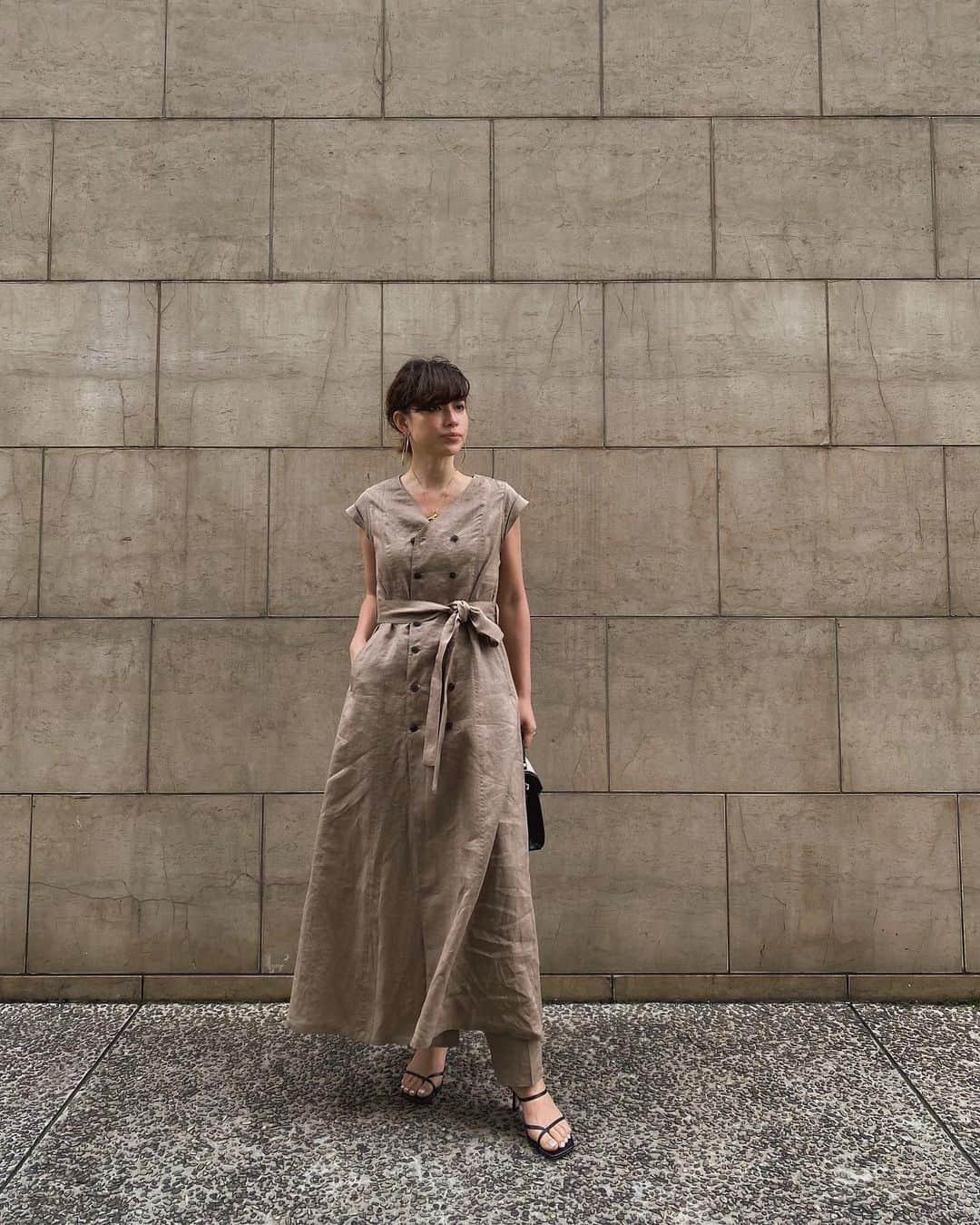 JUNNAのインスタグラム：「明日4月16日(木)19:00～ ETRÉ TOKYO定番のリネンシリーズが発売となります。  今年は今までで一番軽やかなものに仕上がりました。  ショートボトム、フルボトム、ジレ、ジャケット。  組み合わせ♾です。  ストーリーズにてQ&Aもしておりますので ご質問がございましたら お気軽にコメント下さい📝🙏 また、新作へのご質問はストーリーズハイライトの "新作について"に保存しておりますのでそちらもご参考になれば...✨ ・ ・ ・ 【新作発売スケジュール】 📌ETRÉ TOKYO  毎週木曜日19:00 📌ZOZOTOWN  毎週金曜12:00 📌ELLESHOP  毎週土曜8:30  #etretokyo #2020etre_ss」