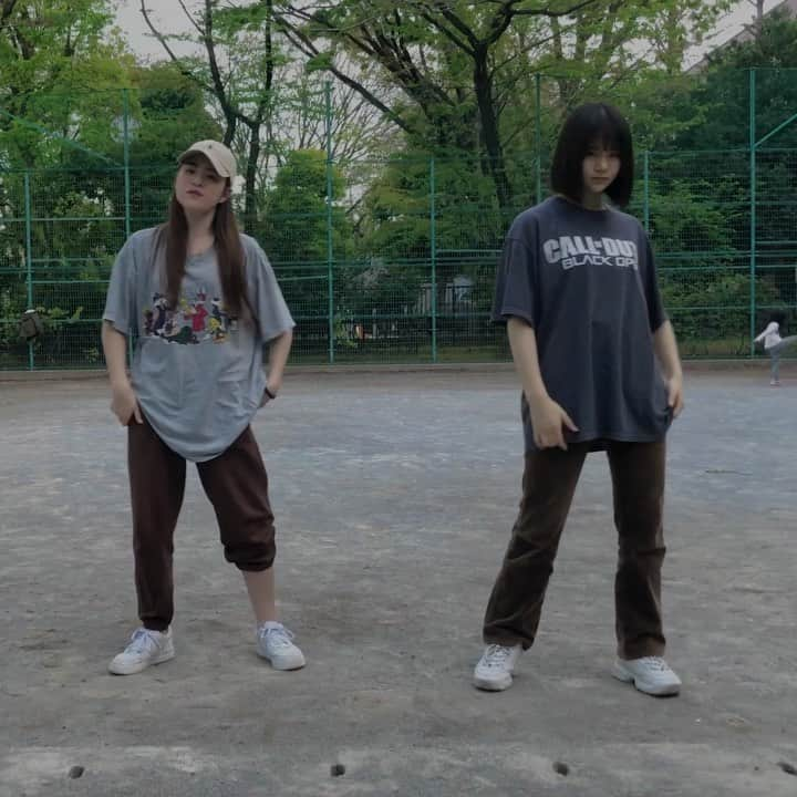 吉屋すえかのインスタグラム：「🌳🌳🌳 choreo" @maria_funatsu  music" @nissy_nissystaff  dancer" @kotone_yoshiya @sueka_suemone  オンラインレッスンとっても楽しかったです🥰 ありがとうございました💓💓 家に2人で撮るスペースが無かったのでしっかりコロナ対策しつつ近所で動画を撮りました。ずっと家にこもっていて久しぶりに外で踊れて気分転換にもなれてよかた☀️ 初めての姉妹でのダンス投稿です、、！ お姉と自分踊りかた全然違うからバラバラに見えるかもしれませんが、個性だと思って多めに見てくださいな🙇‍♀️ コメントに感想くれたら嬉しいですっ！！！ ((実は洋服ちょとだけ合わせてるの🤫🤫 #プラチナムプロダクション #ダンス #姉妹 #公園 #ワガママ #nissy #西島隆弘 #邦楽ダンス #mariafunatsu #すえか #kotone #うちで踊ろう #おうち時間 #stayhome」