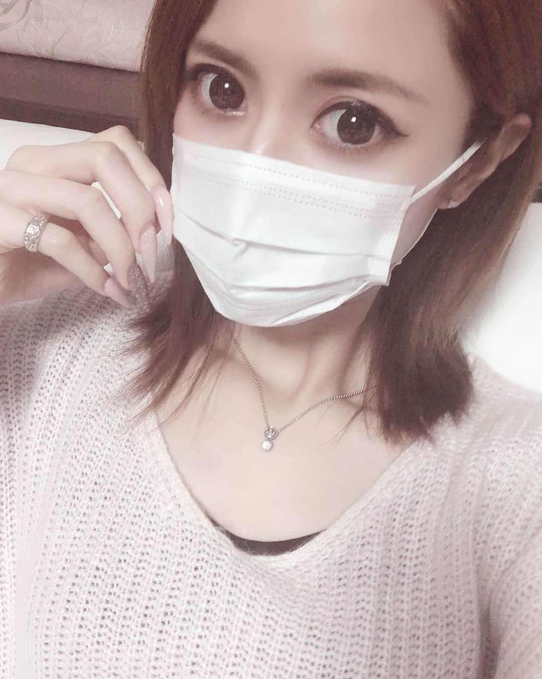 九条みくさんのインスタグラム写真 - (九条みくInstagram)「. . . . マスクまん😷 . . 生きてる間に東日本大震災を経験し 続いてコロナの影響で世界が騒然。 . そろそろこれ以上やめてくれないか🤷‍♀️ . . . #おうち時間#stayhome#自粛#自粛中の過ごし方 #模様替え#ゲーム#アニメ#美容#メイク研究 #ひきこもり#ニート生活 #珍しく#お仕事したい#気分 #マスク#アルコール消毒#大事 #緊急事態宣言#どうなの#宮城県 #マスクまん#自撮り#💓」4月15日 19時42分 - kujyoumiku