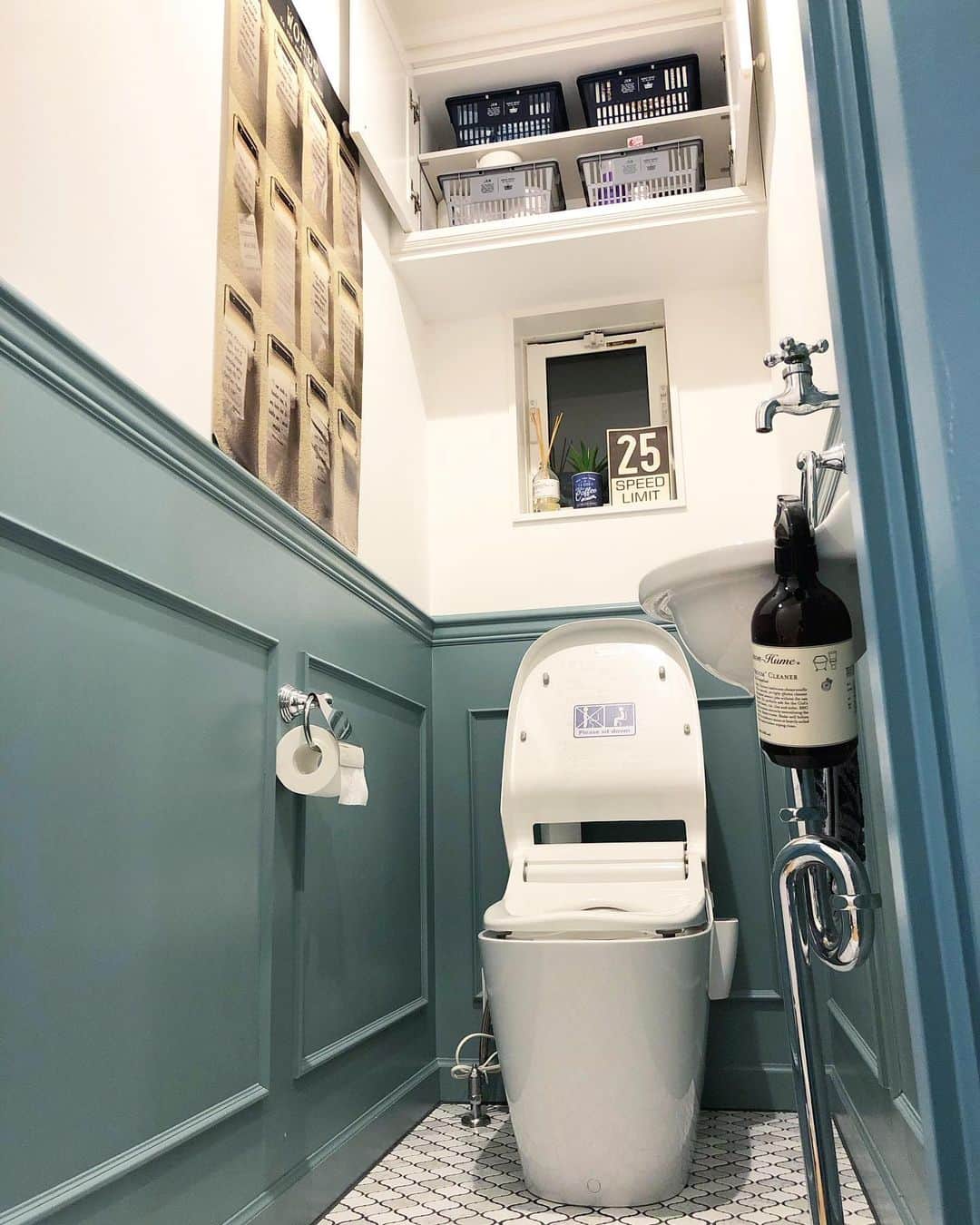 mtoktさんのインスタグラム写真 - (mtoktInstagram)「今日は外へ一歩も出ず徹底的にトイレ掃除をしました🤣 #マイホーム #インテリア #おうち時間  #トイレ #トイレ掃除 #掃除 #コラベル #マーチソンヒューム #ニコアンド #ジャーナルスタンダードファニチャー #名古屋モザイク #タイル #腰壁 #ペンキ #farrowandball  #myhome  #interior  #toilet」4月15日 19時43分 - mtokt