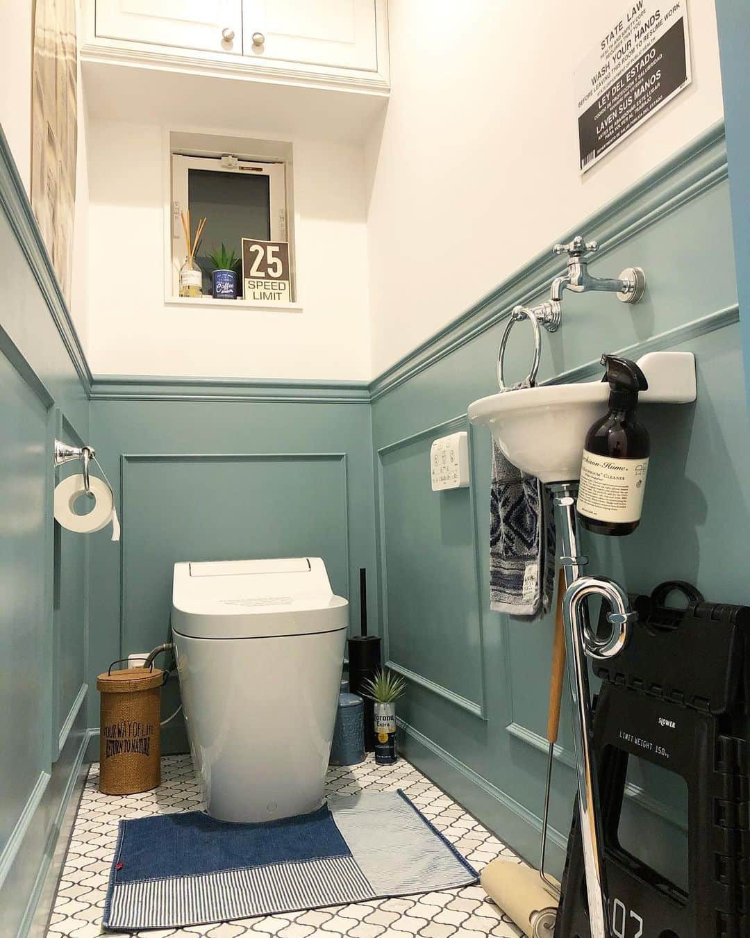 mtoktさんのインスタグラム写真 - (mtoktInstagram)「今日は外へ一歩も出ず徹底的にトイレ掃除をしました🤣 #マイホーム #インテリア #おうち時間  #トイレ #トイレ掃除 #掃除 #コラベル #マーチソンヒューム #ニコアンド #ジャーナルスタンダードファニチャー #名古屋モザイク #タイル #腰壁 #ペンキ #farrowandball  #myhome  #interior  #toilet」4月15日 19時43分 - mtokt