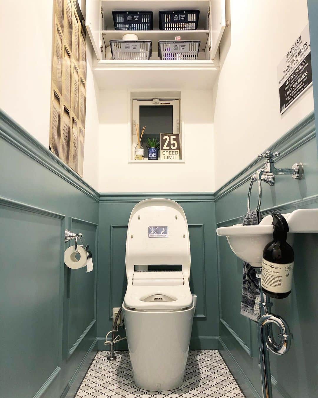 mtoktさんのインスタグラム写真 - (mtoktInstagram)「今日は外へ一歩も出ず徹底的にトイレ掃除をしました🤣 #マイホーム #インテリア #おうち時間  #トイレ #トイレ掃除 #掃除 #コラベル #マーチソンヒューム #ニコアンド #ジャーナルスタンダードファニチャー #名古屋モザイク #タイル #腰壁 #ペンキ #farrowandball  #myhome  #interior  #toilet」4月15日 19時43分 - mtokt