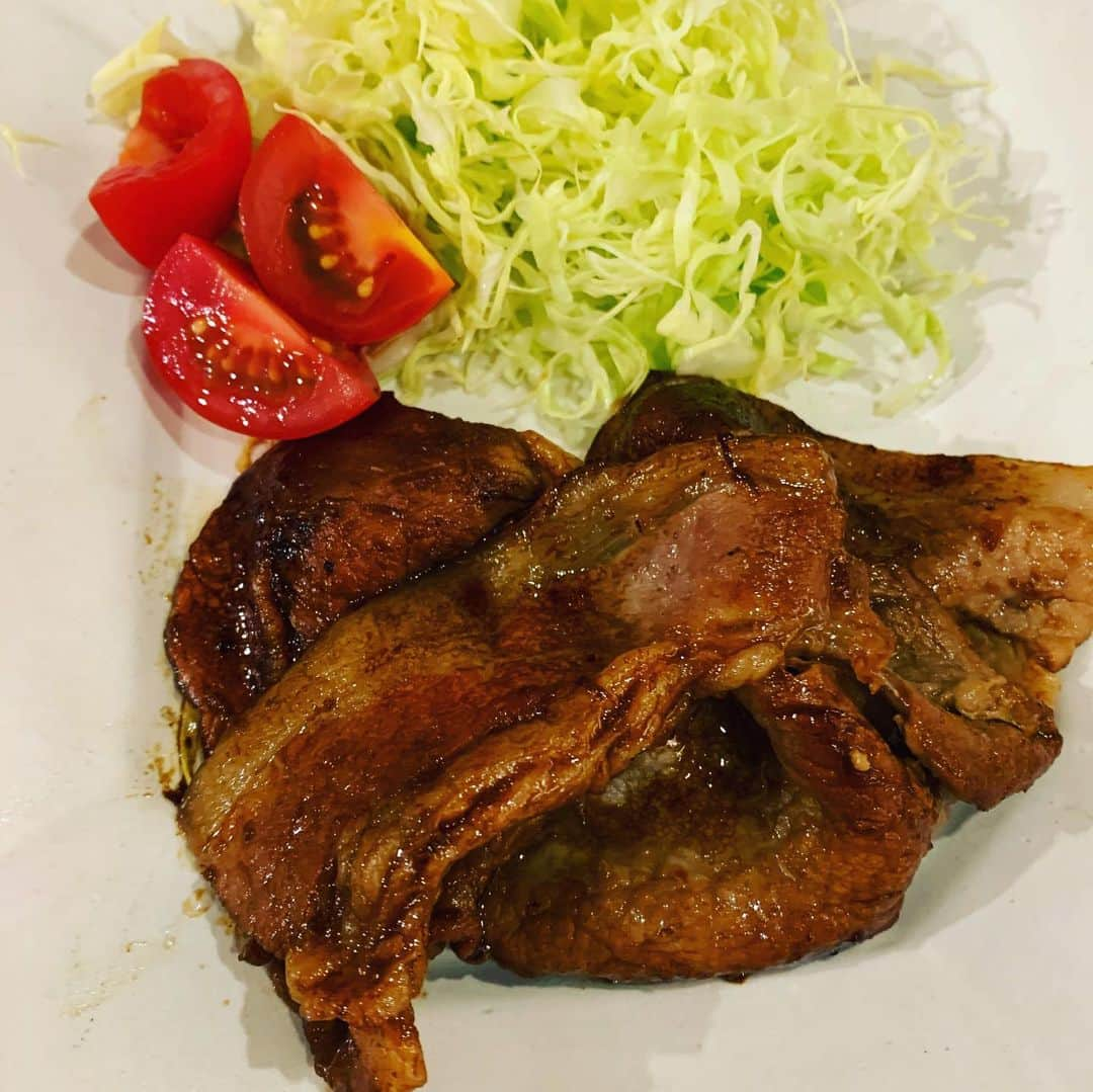 名倉潤のインスタグラム：「男飯 今日は生姜焼き😊 家族美味しいと言ってくれたけど、ちょっと味濃かったかな😅 #キャベツの千切りだけ得意 #毎日献立を考えるママたちは凄い #作ってわかることも沢山ある #こう言う時だから、こう言う時じゃなくても感謝してやらなきゃな #洗い物片付けまでが料理やね #子供達も自分で食べた分は洗うようになった😊 #みんな思いやり持って頑張ろう✌️」