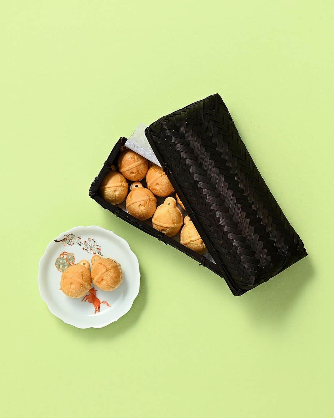 のインスタグラム：「テイクアウトで楽しめる、すてきな和菓子☁️﻿ ﻿ 〈鈴懸 東京ミッドタウン日比谷店〉の「鈴乃最中」。博多で愛され約90年。現代の名工に選ばれた初代中岡三郎の思いを継ぎ、日比谷に進出した老舗。新潟産のもち米「こがねもち」を使った最中は軽やかな食感🌾﻿ ﻿ ⚠️現在、新型コロナ感染拡大防止のため、営業時間の変更や臨時休業をされているお店もありますので、ご注意ください。﻿ ﻿ 【Hanako_100人の大銀座発売!!】﻿ #Hanako #Hanako_magazine #テイクアウト #銀座ランチ #銀座カフェ #銀座グルメ #カフェ巡り #あんこ好き #和菓子好き #おやつの時間#おうちごはん #おうちカフェ #コーヒーのある暮らし #最中 #鈴乃最中 #鈴懸#photoby_yoichirokikuchi」