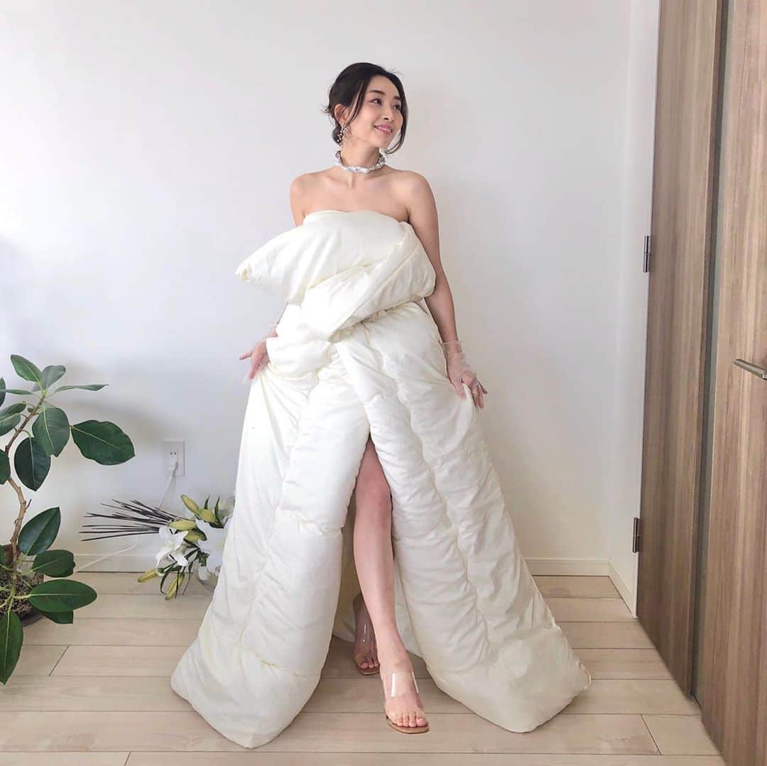 佐々木あさひのインスタグラム：「寝室で簡単にお嫁にいけます。  プロフィールから動画に飛べます🕊 #3LOOK目は #みんなの憧れ純白のウェディングドレス #新郎不在 #おっかしいなぁ #ふとんdeドレス #羽毛布団 #とてつもなく着心地も抜群 #キラキラのネックレスが欲しくてアルミホイル #pillowchallenge #blanketchallenge」