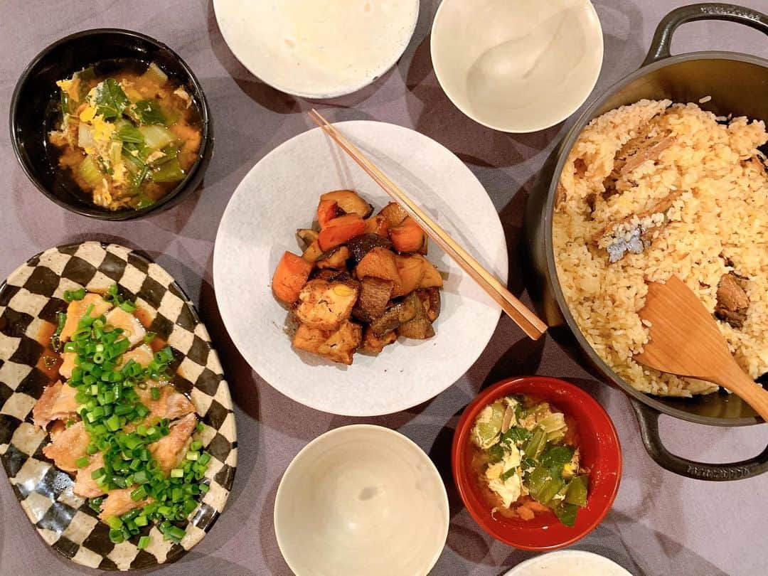 安田美沙子さんのインスタグラム写真 - (安田美沙子Instagram)「ばんごはん。 煮物を作ろうと張り切ったのに、リビングで子供達と遊んでたら水分がなくなって焦げてしまったー😭 . . . そしてHBでレーズンパンを作ろうとしたら、レーズンを入れるタイマーが聞こえなくて、普通の食パンに。。。 . . . お料理にもスランプってあるのかな。。 . . . 久々に外食気分を味わいたくて、わだ家別邸さんのお弁当を注文🍱 美味しすぎて、誰かの作ったご飯が幸せ過ぎました✨ たまには、テイクアウトもいいなぁ😊 . . . #dinner #煮物　#焦げた #鳥もも肉のあぶり #しろなと卵のお味噌汁 #さんまご飯 #oisix  @wadayabettei #みさこクッキング」4月15日 19時55分 - yasuda_misako