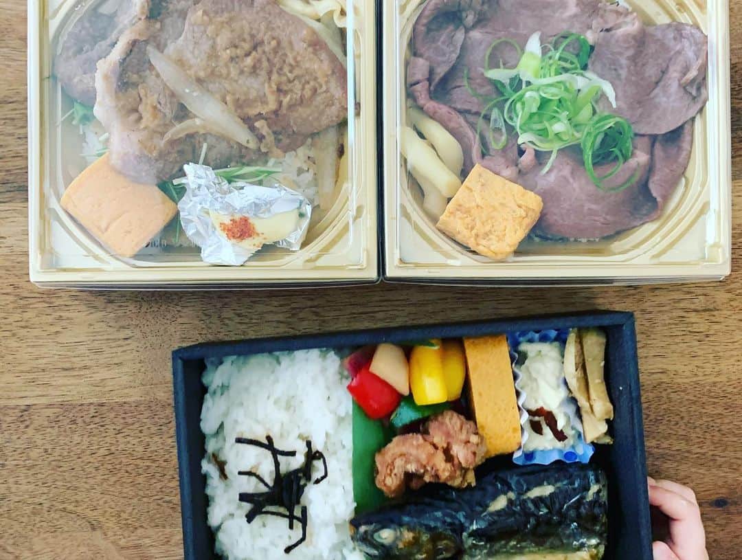 安田美沙子さんのインスタグラム写真 - (安田美沙子Instagram)「ばんごはん。 煮物を作ろうと張り切ったのに、リビングで子供達と遊んでたら水分がなくなって焦げてしまったー😭 . . . そしてHBでレーズンパンを作ろうとしたら、レーズンを入れるタイマーが聞こえなくて、普通の食パンに。。。 . . . お料理にもスランプってあるのかな。。 . . . 久々に外食気分を味わいたくて、わだ家別邸さんのお弁当を注文🍱 美味しすぎて、誰かの作ったご飯が幸せ過ぎました✨ たまには、テイクアウトもいいなぁ😊 . . . #dinner #煮物　#焦げた #鳥もも肉のあぶり #しろなと卵のお味噌汁 #さんまご飯 #oisix  @wadayabettei #みさこクッキング」4月15日 19時55分 - yasuda_misako