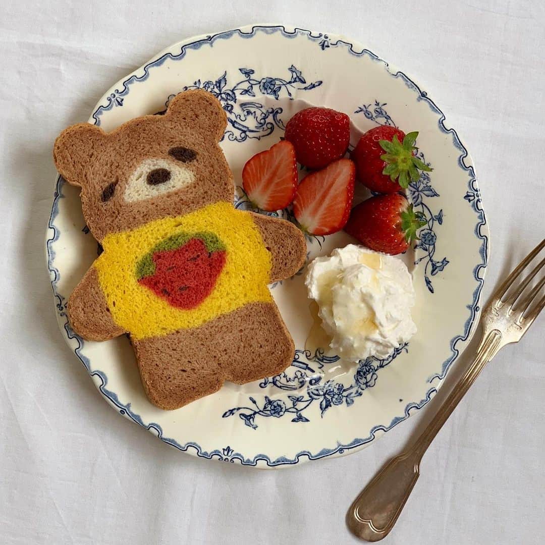 Ranさんのインスタグラム写真 - (RanInstagram)「. . . #イラストパン  #konelのくまパン . . 今日のおやつは、 くまちゃん苺スペシャル🍓🐻 でした。 . . .  Today's special sweets 🍓💕 . . .  #bread #kawaii #baker #breadclass #artbread #artfood #breadart #japan #sweets #strawberry #strawberrycake #手作りパン #パン #食パン #手作り食パン #高級食パン #食パン専門店 #ワンプレート #器 #器好きな人と繋がりたい #器のある暮らし #いちご #手作りおやつ #手作りお菓子 #手作りケーキ #アンティークのある暮らし #パン教室 #konel」4月15日 19時56分 - konel_bread