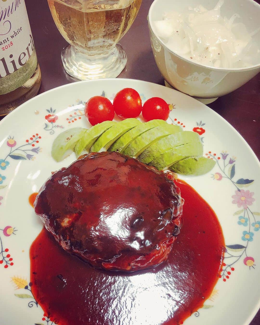 東出真緒さんのインスタグラム写真 - (東出真緒Instagram)「#まおまんま　 最高のハンバーグ🍳✨ . アボカド🥑の切り方とか ハンバーグの出来良すぎてテンション上がってこうなるよねw 新玉ねぎのマリネと🧅 . #stayhome  #dinner #ハンバーグ #晩ご飯 #最高 #このデミソース飲める」4月15日 19時56分 - mao_bigmama_vn