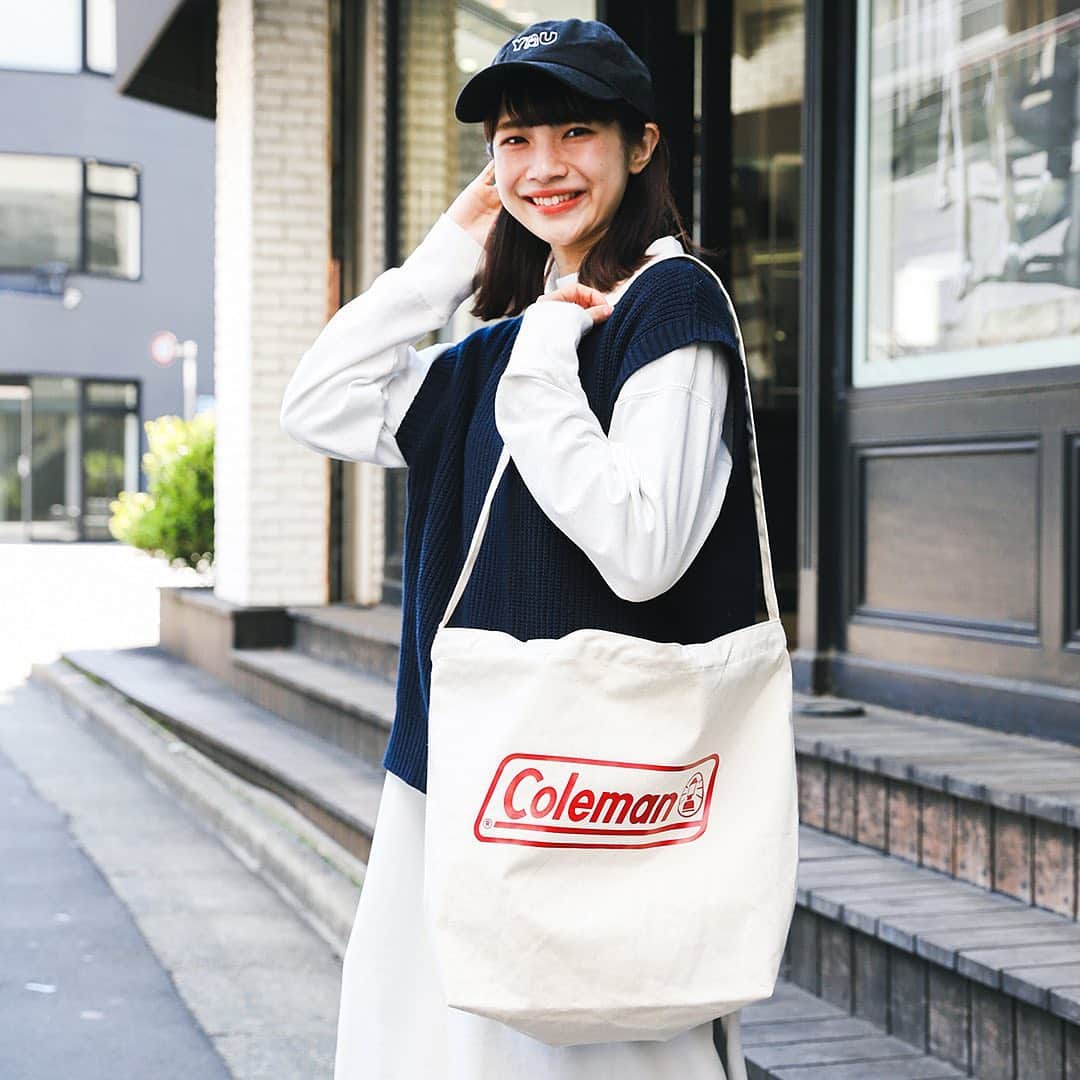 Coleman Japanのインスタグラム：「＼コールマンロゴが映える❣️／ ・ トートとショルダーの2WAYスタイルが可能なキャンバストートは、エコバッグとしても使える便利アイテム🛍️ コールマンの“デカロゴ”もポイント💡 ・ ・ ・ @you_miyazaki @miyoshikun @_mura_hama @merweb_official  ・ #灯そうColeman #灯そうコールマン #灯そう #Coleman #コールマン #merweb #mer #宮崎葉 #橋下美好 #村濱遥 #トートバッグ #トートBAG #キャンバストート #ロゴトート #エコバッグ #ショルダーバッグ #ショルダーBAG #デカロゴ #ロゴバッグ #私のコールマン」