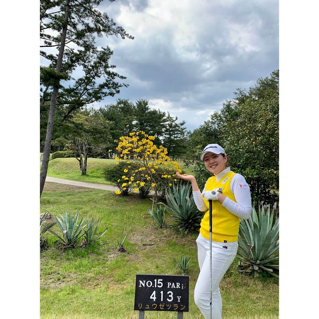 山内日菜子のインスタグラム：「． 試合がないから、 新しいウエア小出しにして ちょこちょこ着てます。笑 黄色のベスト、お気に入りです💛 早く試合で着たい！ とにかく今は、練習、トレーニング、勉強。 私も十分に気をつけてますが、 皆さんも手洗いうがい、しっかりしましょう！ みんなで頑張りましょう！ ． #taylormade #taylormadegolf  #newbalance #newbalancegolf #LIKE #panasonic #CORE #CBON #大東建託未来アスリートプロジェクト」