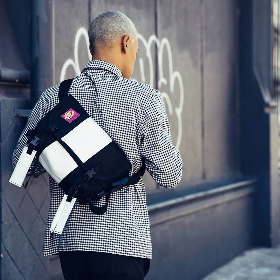 timbuk2のインスタグラム：「CMB Re-issue クラシックメッセンジャーバッグ　リイシュー ・ 25年以上の歴史を通してアップデートを重ね進化してきたTIMBUK2のメッセンジャーバッグ。 今回ご紹介するRe-issueは、ブランドの初期90年代の製品の復刻モデルです。 TIMBUK2メッセンジャーバッグの基礎を固めたアイテムですので、メッセンジャー文化に触れることが出来ます。 ・ #timbuk2jp #timbuk2 #ティンバックツー #メッセンジャーバッグ #messengerbag #メッセンジャー #messenger #コーデ #coordinate #ファッション #fashion #ファッションコーデ  #ストリートファッション #streetfashion #ライフスタイル #全天候型 #allweather #pcバッグ #laptopbag #自転車 #bikes #サイクリング #cycling #ロードバイク #roadbike #クロスバイク #crossbike #東京 #tokyo #サンフランシスコ」
