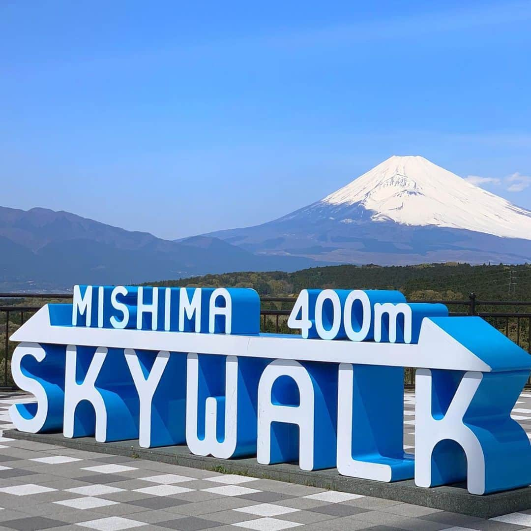 三島スカイウォーク／公式さんのインスタグラム写真 - (三島スカイウォーク／公式Instagram)「本日の景色がとても綺麗なので皆様にもご紹介します🤩 . 人気フォトスポット三島スカイウォークのオブジェ前でパシャリ📸 . 雪化粧した富士山と駿河湾がばっちり見えました🙆‍♀️💞 . お天気が良くとても気持ちよく散策できます🚶✨ .  #三島スカイウォーク #スカイウォーク #静岡 #箱根 #伊豆 #三島 #観光 #吊橋 #吊り橋 #日本一 #富士山  #空をあるこう森であそぼう #富士山 #雪化粧の富士山 #駿河湾 #絶景 #散策 #mishimaskywalk #skywalk #japan #MountFuji #shizuoka #travel #trip #fun #instagood #nature #beautiful #followme」4月15日 11時22分 - mishima_skywalk