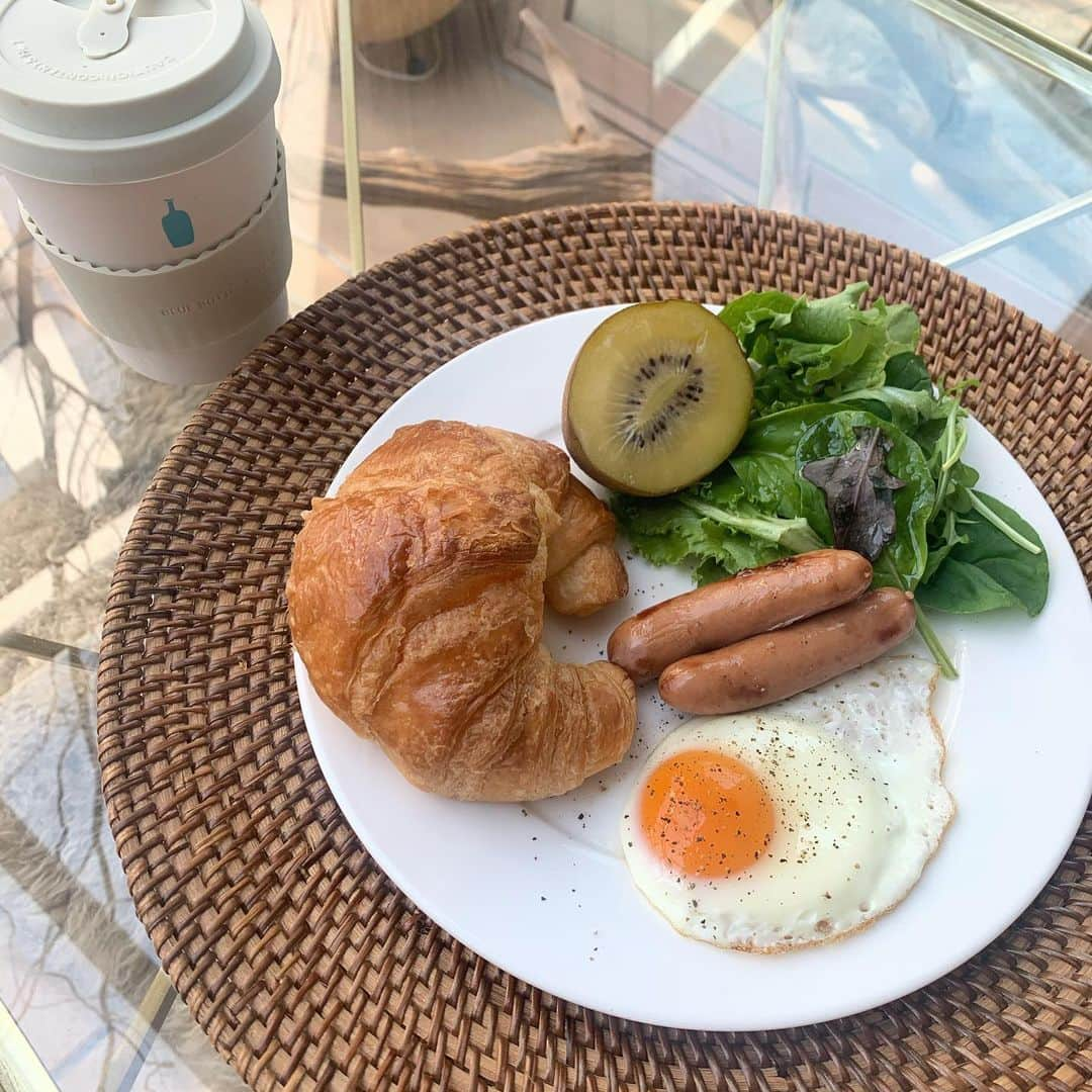 高田茉実さんのインスタグラム写真 - (高田茉実Instagram)「今日はクロワッサン🥐 🥐←写真と同じ形すぎてかわいい🤭w  #おうちカフェ  #クロワッサン  #おうち時間  #あさごはん」4月15日 11時22分 - __mamico