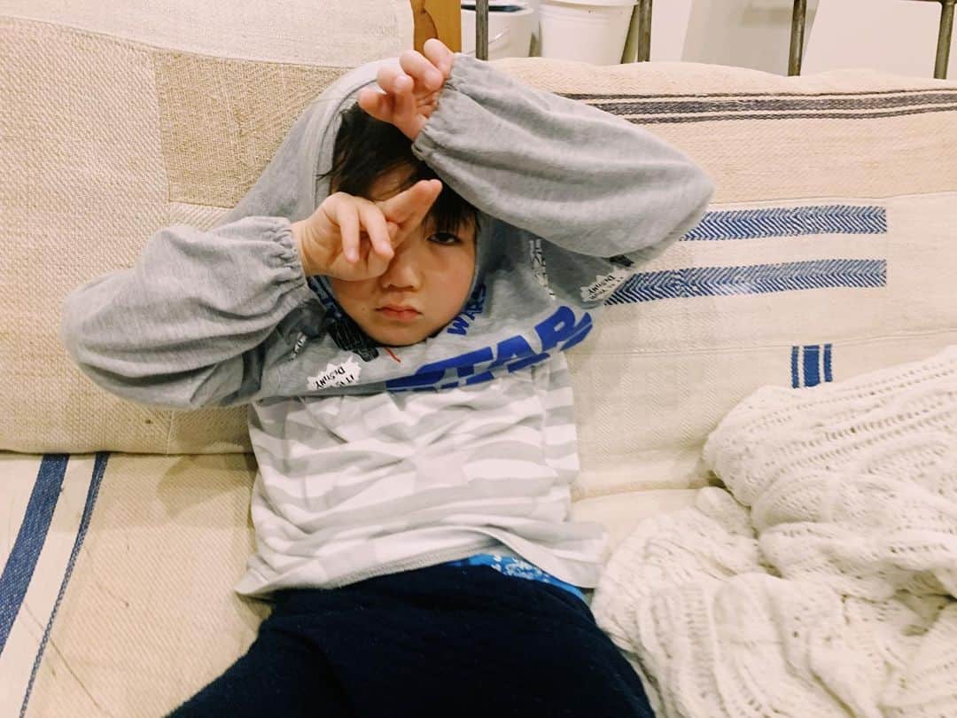 花盛友里のインスタグラム：「家にいるとお昼寝しないから夜はネムネムな坊。  眠たくなんてないもんアピールで笑顔見せてくれますが、めっちゃ眠そう。」