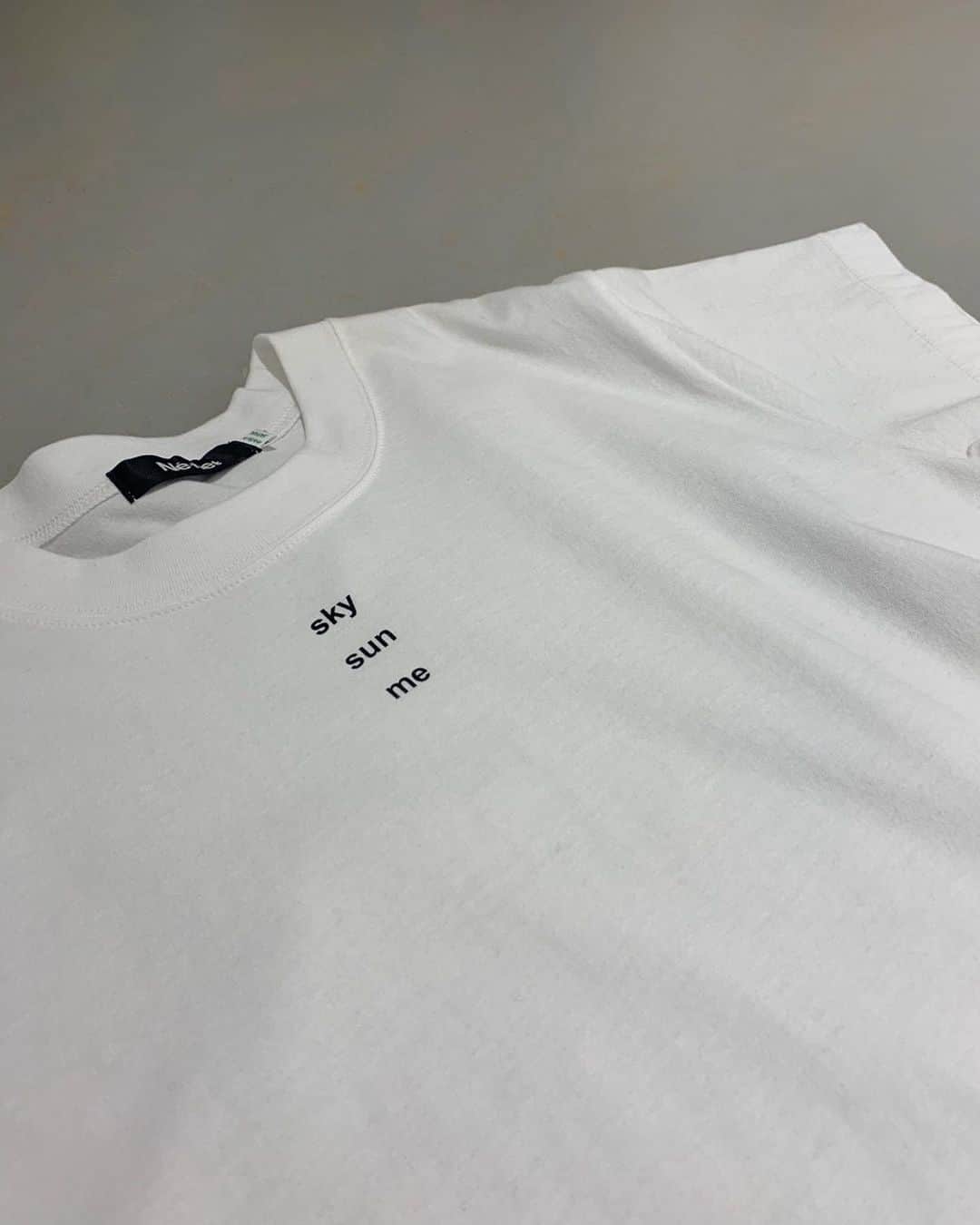 ネ・ネットのインスタグラム：「【 sky sun me T ¥5,000+tax】  青く広い空を見上げるイメージで、胸元に小さく立てに並んだロゴデザインをプリントしたベーシックなTシャツ。 柄物のボトムに合わせてシンプルに1枚で着るのはもちろん、インナーとして羽織の中に合わせたり、夏に向けて着まわしに便利なアイテムです。  #ネネット #nenet #新作 #new #spring #summer #2020 #collection #fashion #tokyo #japan #大人カジュアル #大人ネネット #otona_nenet #sky #sun #me」