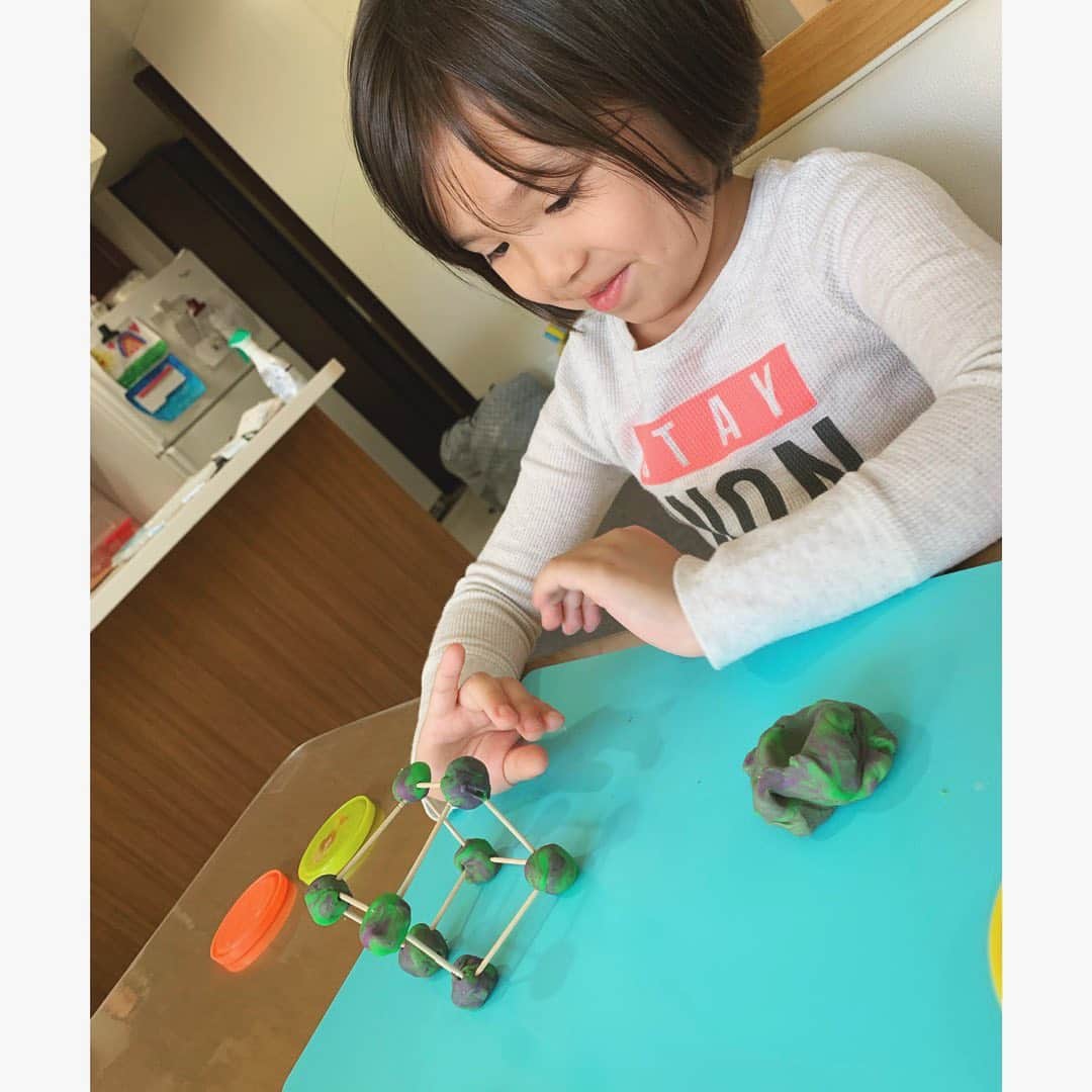 バイリンガル3兄妹のインスタグラム：「正方形(Square)と立方体(cube)  ちょっと文章でこれが皆さんにちゃんと伝わるか不安なんですが…  紙の上に書かれた四角を見てSquare 実物のルービックキューブをみてcube  とは答えられるおはなだけど…  紙の上に書かれた立方体を見ても  紙の上に書かれてる時点で 立体ではないので 「これは多分紙の上に立方体に見えるように書いた立方体の絵やなー」  とは想像できないらしく  テキストに立方体の問題が出てきても、紙の上では立体じゃないので、それが立方体だとは分かってくれません😂  何回説明してもわかってもらえません😂😂😂 立方体の絵を見ては 「こんな形知らない…」と 毎回頭にハテナを浮かべています😂  愛おしいくらいの純粋さ😂  1枚目 立方体を作っています これはcubeだと分かってます  2枚目 左の絵は私たちが見て立方体だと想像できる絵 右がきっと華の脳みそが受け取ってる立方体の形、平面バージョン😂  3枚目 コロナウイルスらしい🦠 本当に早く終息してーーー 😭  これは子供の頃はみんな通る道なんですかね？  練習していくうちにわかるようになるのかな？？ はぁー純粋すぎて愛おしすぎるーーー😂  #ホームスクール」