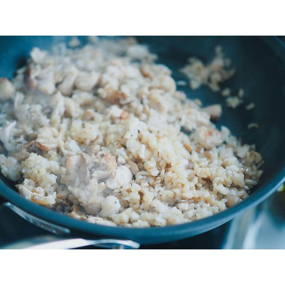 高山都さんのインスタグラム写真 - (高山都Instagram)「2日前に作った鶏手羽の魚醤バター煮を玄米炒飯に。 我ながら、良いアイデアだし、簡単だし美味しいし…で、もし同じの作った方いたら、ぜひアレンジを。 フォークでテキトーにほぐして、きのこはみじん切りに(しめじと舞茸にした)バターで炒めて、ご飯入れて(うちは玄米。よくあう！)黒胡椒たくさんふって、仕上げに魚醤をちょろっと。 鶏にしっかり味が入ってるのと、きのこの風味があるので、味付けは最小限の調味でOK。 仕上げに、セリと三つ葉をどさっと乗せて。 パクチーもあうはず。 なければ、小口切りのネギもよし。 バターで炒めるのは、果たして炒飯と呼んでいいのか謎だけど、とりあえずとても美味しい。 フレンチのビストロで出てくるみたいな味になった。 お皿もフランスのヴィンテージのものにした。 今夜のインスタライブでは、麻婆豆腐を作ろうと思います。 うちのは、トマトいり🍅 19時前くらいから、皆さま今夜もお時間共にできそうな方は是非、ご参加ください♡ #みやれゴハン  #残り物アレンジ ちなみに、明後日は、油淋鶏を作ろうと目論んでいる。」4月15日 11時39分 - miyare38