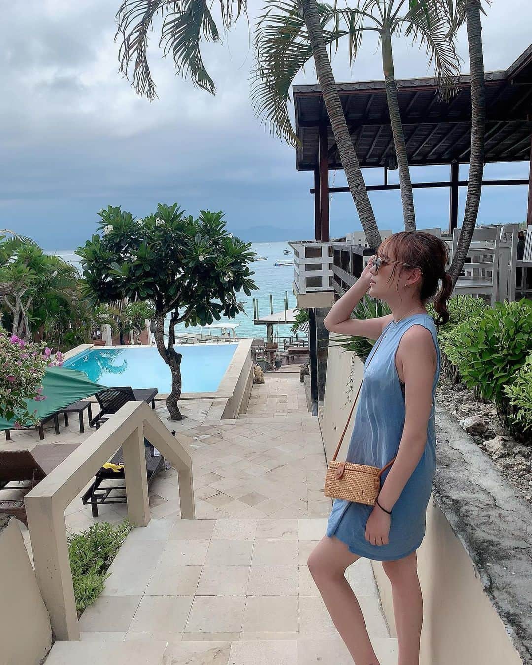 のインスタグラム：「最近暖かくなってきたね(❁´ω`❁)❣️ プール入りたいなぁ ------------------------------ ✈️#インドネシア#indonesia 🌲#レンボンガン 🗾#レンボンガン島 , --------------------------- #genic_bali #genic_trip #genic_travel #タビジョ#tabijyo #tabijyobali #オーシャンビュー #バリ島旅行#バリ島#tabijyo_hotel #baliindonesia #コーデ#島女子#イチナナ#女子旅#バリ島旅行#カゴバッグ#プール#リゾート#リゾートコーデ」