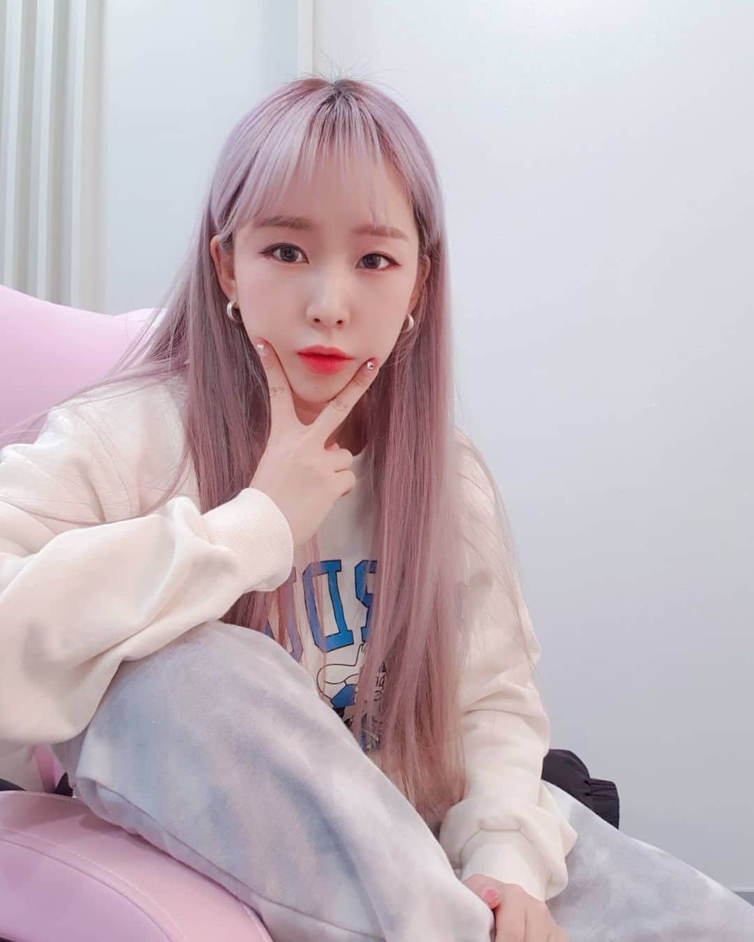 ウェイ のインスタグラム：「바쁘다 바뽀. 그래도 셀카는 찰칵😽」