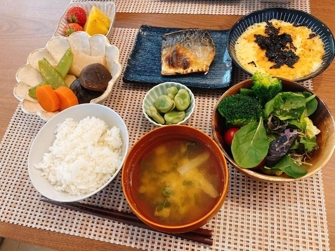 高城亜樹さんのインスタグラム写真 - (高城亜樹Instagram)「▽ 和食な気分のご飯🍚 . ＊サバの塩焼き ＊高野豆腐 ＊山芋と卵のふわふわ焼き ＊空豆の塩茹で ＊サラダ ＊大根味噌汁 ＊イチゴとパイナップル . . 長芋と卵のふわふわ焼きが大好きな私🥺💕 すり下ろした山芋と、卵を混ぜて 火が通るまで電子レンジでチンするだけなので よく食卓に並びます✊ (私は食べる直前に醤油をちょっとかかて食べるのが好き！) . 高野豆腐を作っている時、 味見で食べたら口の中火傷しました😭 高野豆腐の味見は皆さん、気をつけて！！笑 . #あきないご飯 #おうちごはん #お家ご飯 #和食 #stayhome」4月15日 11時48分 - akiii_takajo