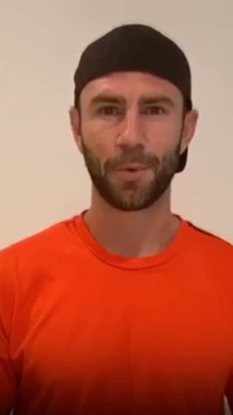ミゲル・ラジュンのインスタグラム：「Hay veces que no escogemos qué cosas vienen, pero si tenemos capacidad de decidir cómo las afrontamos. . Hoy, una vez más, tenemos la oportunidad de ayudarnos y juntos salir adelante de una nueva adversidad. Me llena de felicidad participar una vez más en proyectos así. . Juntos saldremos mejor de este momento! . 👊🏻👊🏻👊🏻🙌🏻 #covid #coronavirus」