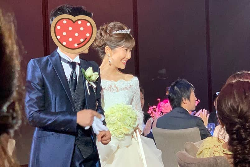 奥山夏織さんのインスタグラム写真 - (奥山夏織Instagram)「happywedding👰🤵💓✨ くみこさんと元上司の新郎様(一応隠しました笑)少し前の内容です❣️ ・ 10月の台風を乗り越えて、コロナにも負けじと結婚式ができて本当によかった❣️ 披露宴から参列しましたが、バイト、職場と一緒だったため、新婦側の参列者の方とほぼ知り合いじゃないかってくらいでした😂 ・ 旅行にご飯にと沢山遊びに連れて行ってもらい、本当に楽しい時間をいつもご一緒させてもらい私の中の人生で1番尊敬と感謝をしている先輩です😍💓いつもニコニコでまわりをハッピーにしてくれるくみこさん♪結婚式もとても可愛かったー❣️ 末長くお幸せに✨ ・ 幼稚園児の衣装は#パプリカダンス の余興で着ました笑 ・・・ #結婚式 #ハッピーウエディング #おめでとうございます」4月15日 11時49分 - okuyama_kaori