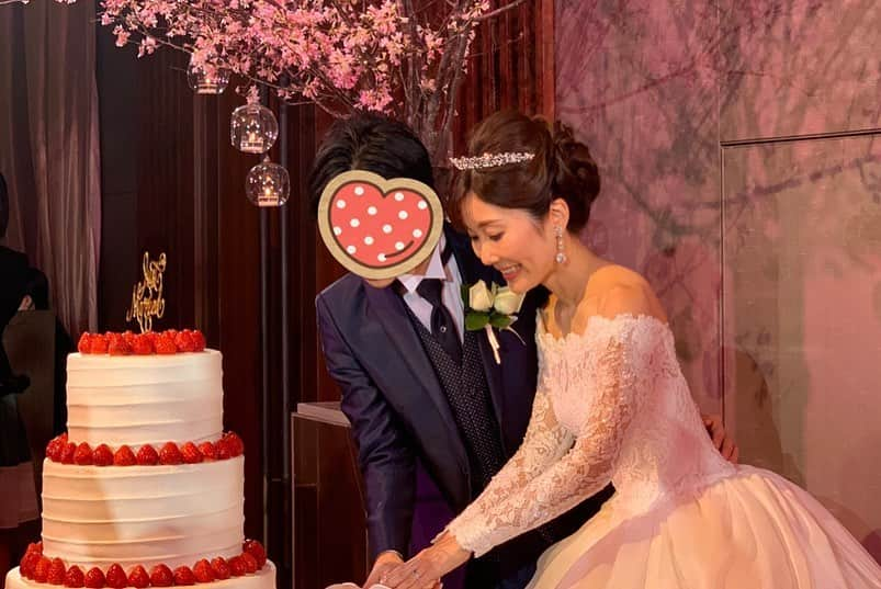 奥山夏織さんのインスタグラム写真 - (奥山夏織Instagram)「happywedding👰🤵💓✨ くみこさんと元上司の新郎様(一応隠しました笑)少し前の内容です❣️ ・ 10月の台風を乗り越えて、コロナにも負けじと結婚式ができて本当によかった❣️ 披露宴から参列しましたが、バイト、職場と一緒だったため、新婦側の参列者の方とほぼ知り合いじゃないかってくらいでした😂 ・ 旅行にご飯にと沢山遊びに連れて行ってもらい、本当に楽しい時間をいつもご一緒させてもらい私の中の人生で1番尊敬と感謝をしている先輩です😍💓いつもニコニコでまわりをハッピーにしてくれるくみこさん♪結婚式もとても可愛かったー❣️ 末長くお幸せに✨ ・ 幼稚園児の衣装は#パプリカダンス の余興で着ました笑 ・・・ #結婚式 #ハッピーウエディング #おめでとうございます」4月15日 11時49分 - okuyama_kaori