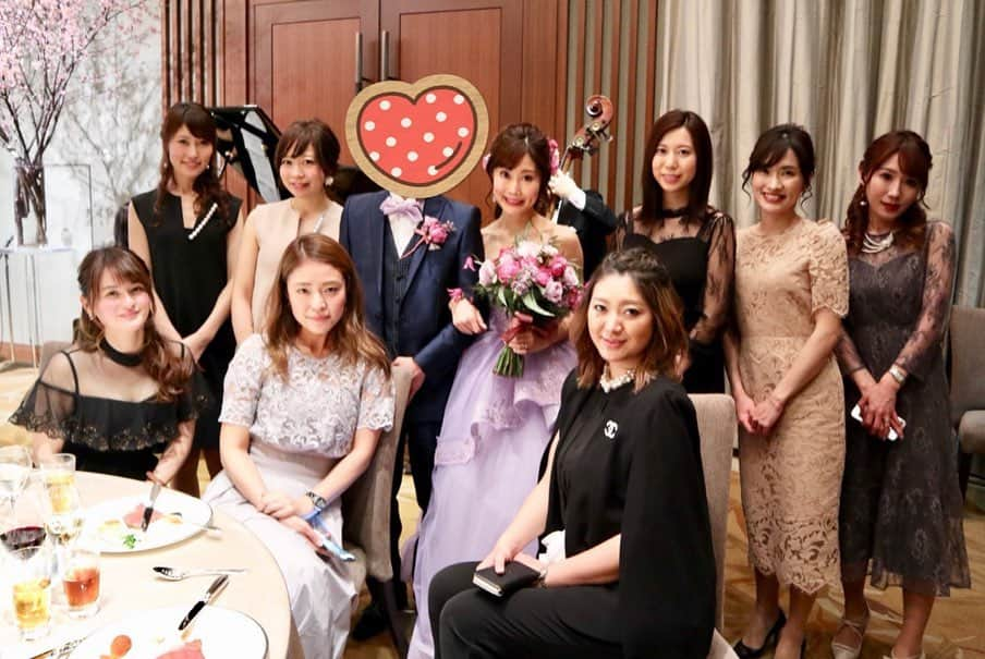 奥山夏織さんのインスタグラム写真 - (奥山夏織Instagram)「happywedding👰🤵💓✨ くみこさんと元上司の新郎様(一応隠しました笑)少し前の内容です❣️ ・ 10月の台風を乗り越えて、コロナにも負けじと結婚式ができて本当によかった❣️ 披露宴から参列しましたが、バイト、職場と一緒だったため、新婦側の参列者の方とほぼ知り合いじゃないかってくらいでした😂 ・ 旅行にご飯にと沢山遊びに連れて行ってもらい、本当に楽しい時間をいつもご一緒させてもらい私の中の人生で1番尊敬と感謝をしている先輩です😍💓いつもニコニコでまわりをハッピーにしてくれるくみこさん♪結婚式もとても可愛かったー❣️ 末長くお幸せに✨ ・ 幼稚園児の衣装は#パプリカダンス の余興で着ました笑 ・・・ #結婚式 #ハッピーウエディング #おめでとうございます」4月15日 11時49分 - okuyama_kaori