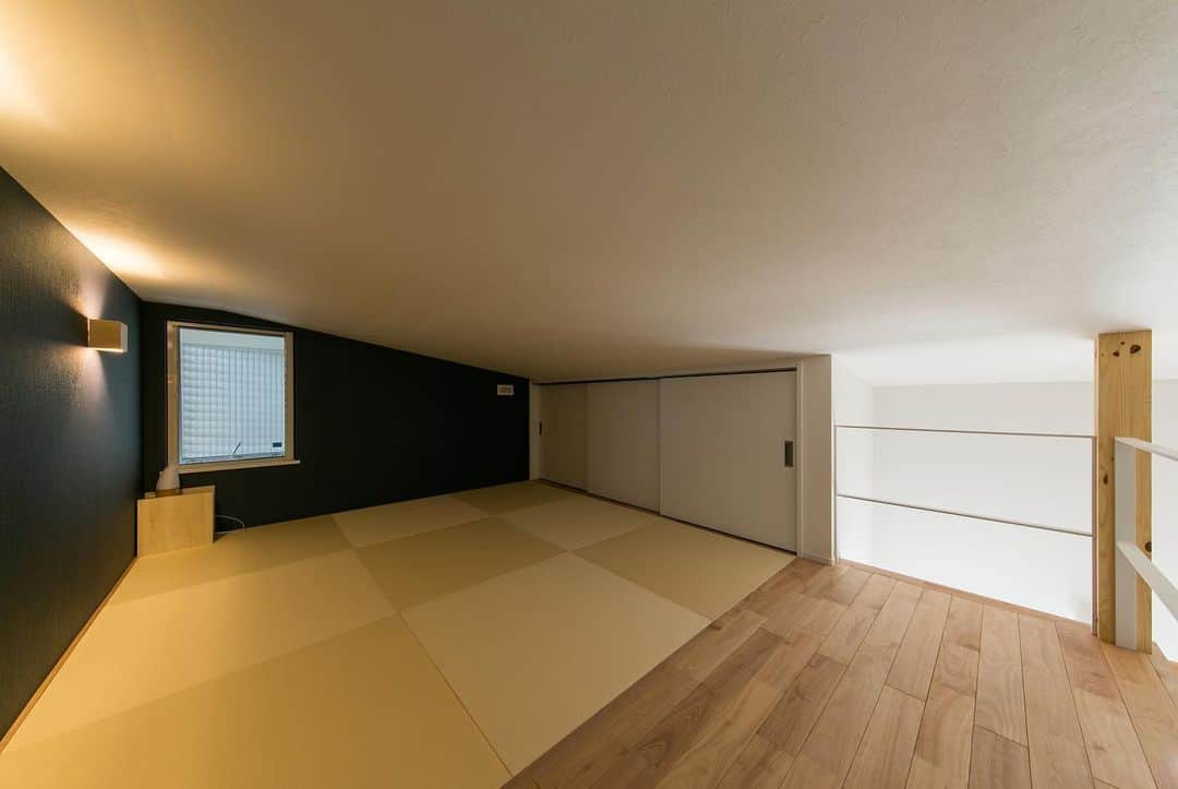 ルポハウス一級建築士事務所さんのインスタグラム写真 - (ルポハウス一級建築士事務所Instagram)「・ ・ ・ ロフトの隠れ寝室。収納スペースがあり、布団類はまとめて片づけられます。 ・ 縁なし畳と温かみのある間接照明でリラックス効果もアップ。 ・ ・ ・ 𓐌𓐌𓐌𓐌𓐌𓐌𓐌𓐌𓐌𓐌𓐌𓐌𓐌𓐌𓐌𓐌𓐌𓐌  ルポハウスの施工事例はこちらまで☞ @reposhouse  𓐌𓐌𓐌𓐌𓐌𓐌𓐌𓐌𓐌𓐌𓐌𓐌𓐌𓐌𓐌𓐌𓐌𓐌 #ルポハウス は#ちょっとかっこいい家 を"友人のために" という思いでつくっています。 一生に一度の#マイホーム。 「あなたにしかできない」×「ルポハウスだからできる」で、 私たちだけの#家づくり を思いっきり楽しんでみませんか？！ ・ ・ ・ #住宅 #注文住宅 #新築一戸建て #デザイナーズ住宅  #一級建築士事務所 #設計事務所  #滋賀県大津市 #滋賀県草津市 #滋賀県栗東市  #滋賀県近江八幡市 #ロフトのある家 #和室インテリア #寝室インテリア #ダイケン畳 #無垢フローリング #カバザクラ #シンコールクロス #アクセントクロスブルー  #和室収納」4月15日 11時53分 - reposhouse