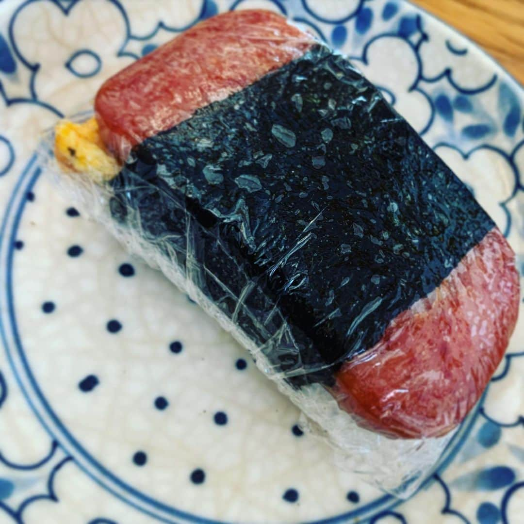 黒沢薫さんのインスタグラム写真 - (黒沢薫Instagram)「#brunch #SPAMmusubi #yummy #love #happy #music #soul #rb #singer #lovelife #スパムむすび #instafood #instacook」4月15日 11時56分 - kaorukurosawa_lovelife