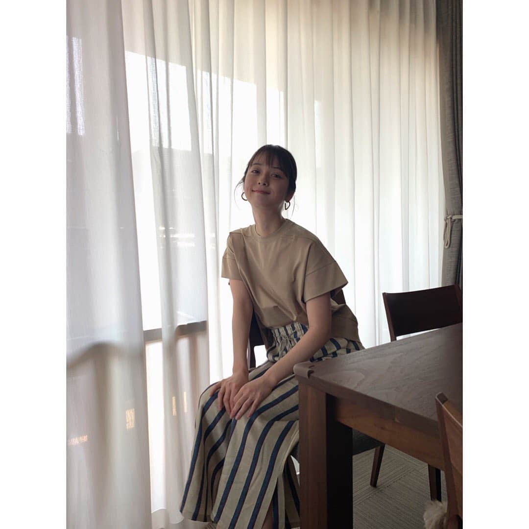 佐々木希さんのインスタグラム写真 - (佐々木希Instagram)「今日は暖かいのでiNtimitéのTシャツとパンツを初下ろし💐 少し張りのあるTシャツで、形がお気に入り！ 4色あります。  そして、パンツは生地に一目惚れしてお家でゆったり履けるパンツが欲しい！と思い、作りました。 ウエストはゴムで、とにかく楽です。 歩くと足首が見えるデザインにしているのもポイント♡ こちらは2色。  是非🧡  #のぞみの私服」4月15日 12時06分 - nozomisasaki_official