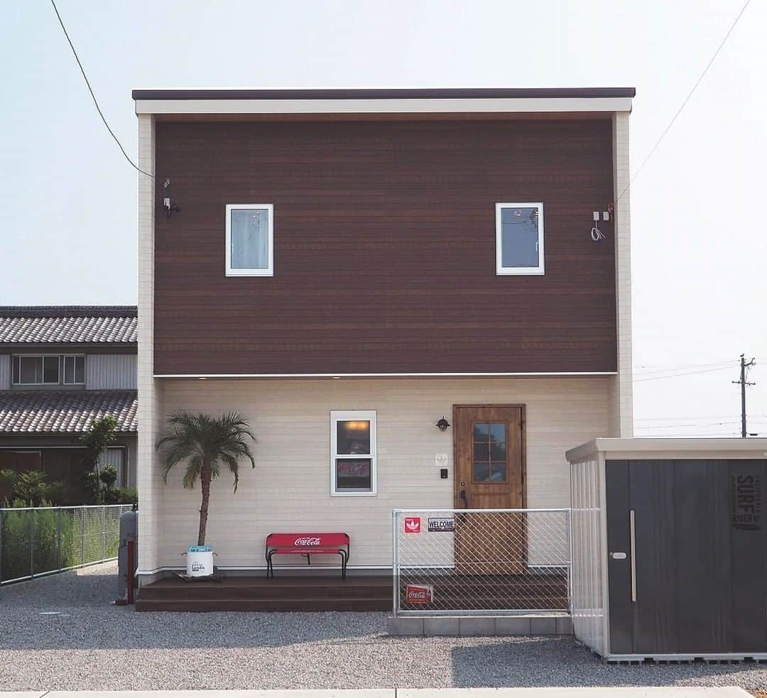 suzukuri さんのインスタグラム写真 - (suzukuri Instagram)「【Viento施工事例：静岡県T様】⁠ こだわりが詰まったアメリカンテイストのVientoにお住まいのT様。⁠ .⁠ 玄関にある「Coca-Cola」のベンチがとってもおしゃれで目を引きますよね。⁠ .⁠ 家づくりを存分に楽しみながらカタチにしていったこちらのVientoには、ご主人と奥様のDIYの腕前が光るインテリアアイテムや、アクセサリーがディスプレイされています。⁠ .⁠ 趣味を満喫しながら、楽しく暮らせる素敵なおうち。あなたもつくってみませんか？⁠ .⁠ ▶デザイン・サイズ・価格、すべてがちょうどいい家づくりをサポート。⁠ Vientoの詳細・資料請求はプロフィールリンクから。⁠ →@suzukuri.official⁣⁠ .⁠ .⁠ #おうちで過ごそう ⁣#viento⁣#suzukuri⁣#注文住宅⁣#新築⁣#家⁣#平屋⁣#アメカジ⁣#秘密基地#インテリア⁣#雑貨⁣#リビング #ダイニング #キッチン #インダストリアル #カフェ風 #ナチュラル #かわいい家#フレンチカントリー #北欧 #ブルックリン #アメリカンハウス #サーファーズハウス #カリフォルニアスタイル #ヴィンテージ #タイル #リフォーム⁣ #diy #施工事例 #funlife」4月15日 12時00分 - suzukuri.official