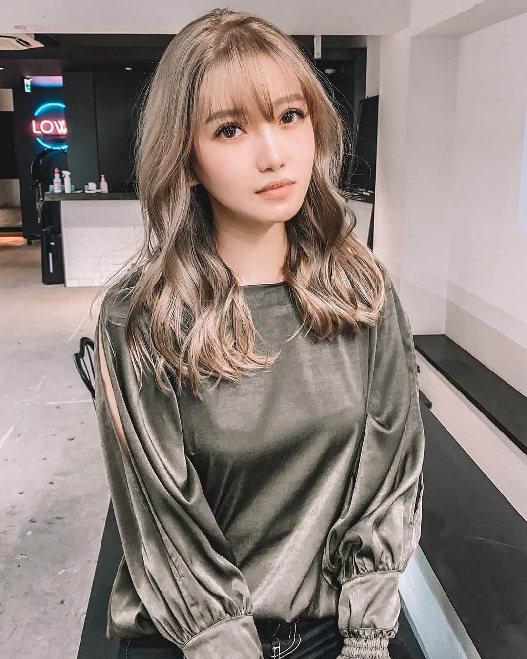 Kanna♡Ivyさんのインスタグラム写真 - (Kanna♡IvyInstagram)「Finally I can say goodbye to pudding head 🍮👋I like my new hair color~~and today is my brother’s birthday👏although he often forgets my birthday,but let me say “Happy bday Aries man”🐑🎂🎊🎉 . やっとプリン頭とByeBye この色良き♡ありがと♡ @lowe.komo  そして本日はお兄ちゃんの誕生日 よくわたしの忘れられるけど🙄 おめでとうー！牡羊座の男٩( ᐛ )🍻( ᐖ )۶ ┌iii┐⋆ʜᴀᴘᴘʏ ʙɪʀᴛʜᴅᴀʏ⋆┌iii┐ . . .  #haircolour #haircolor #hairdye #hairdo #haircut #longhairdontcare #fashion #longhair #style #curly #blonde #hairoftheday #hairideas #perfectcurls #hairfashion #hairofinstagram #coolhair #ヘアーカラー #ヘアーアレンジ #ハイトーン #巻き髪 #外国人風カラー #ブリーチ #美容好きな人と繋がりたい #髪型 #ファインダー越しの私の世界」4月15日 12時07分 - kkkkkkanna