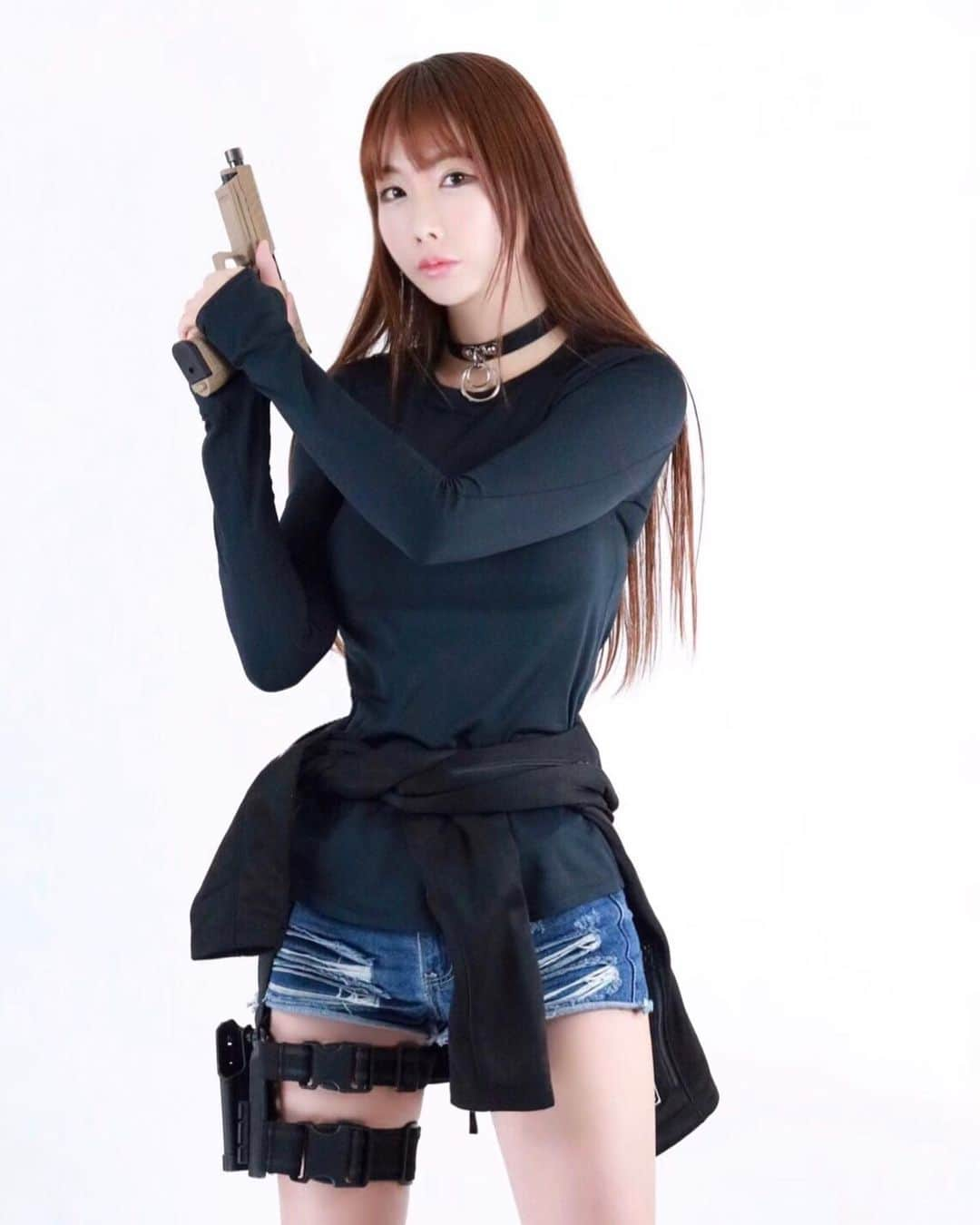 坂地久美さんのインスタグラム写真 - (坂地久美Instagram)「A sporty airsoft game fashion.🔫💞 Under Armor long T-shirt.  5.11 tactical hoodie wrapped around the waist.  Damaged denim shorts.  The thighs are fitted with leg holsters.  Instagram : @orgaairsoft  #orgaairsoft #サバゲー #サバイバルゲーム #Gunドル #tacticute #airsoftgame #UnderArmour #511tactical #ggarmament #tactical #gtp9 #airsoftphotography #airsoftinternational #girlandgun #生存遊戲 #サバゲー女子 #サバゲーファッション #tacticool #tacticutest #airsoft #airsoftgirls #airsoftworld #airsoftnation #airsoftphoto #girlsandguns #girlswithgun #airsoftlove #gungirl #sakachikumi #坂地久美」4月15日 12時21分 - sakachikumi