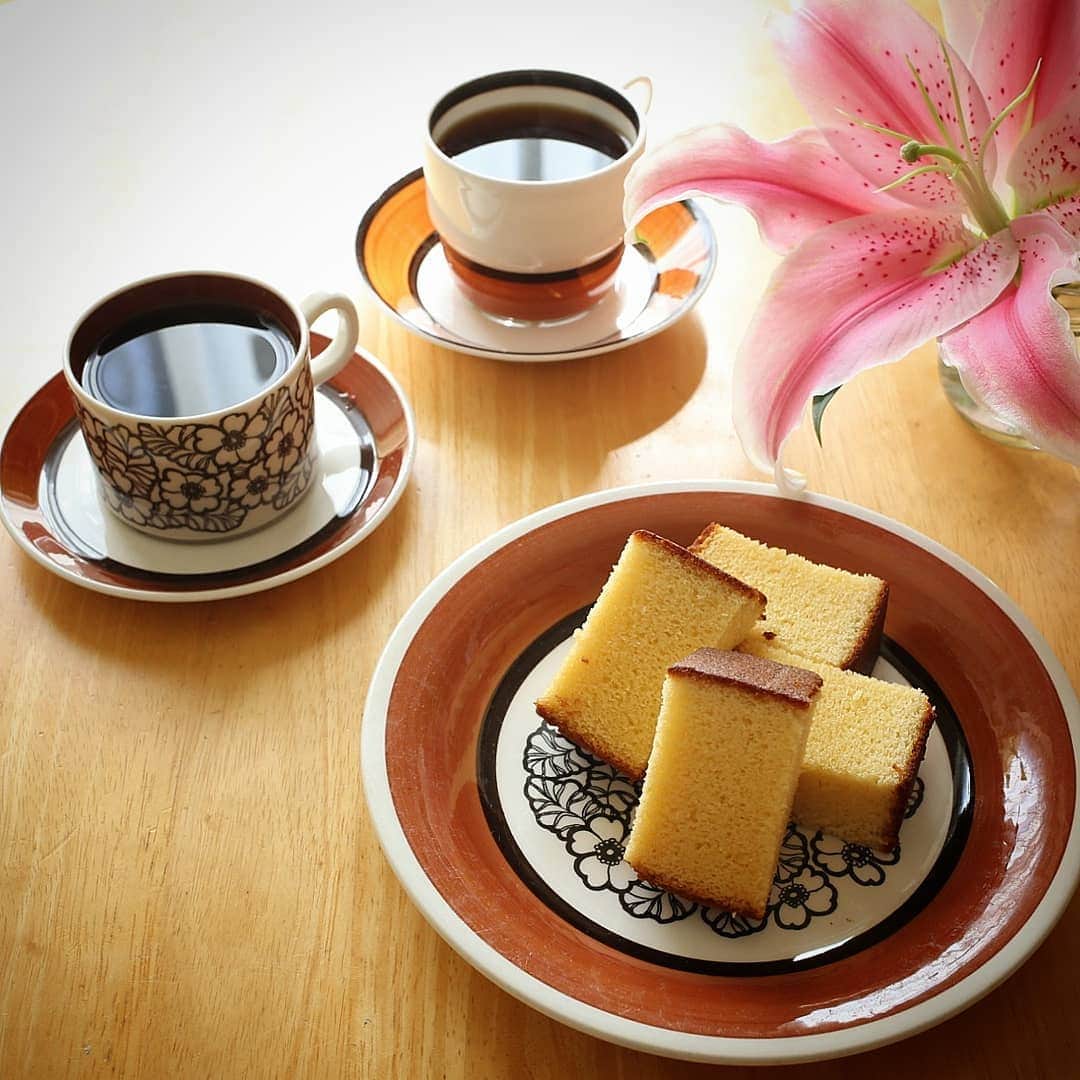 く～のインスタグラム：「お昼休み。 本日自宅待機の私と 特別休暇の夫。  六花亭のカステラがとても美味しいのでオススメ😋 しっとりキメ細やかです。流石。  天気が良いとそれだけでも気分が良いです☺️ 家事も捗るねぇ。 #おうち時間  #おうちカフェ #おうち喫茶 #おやつ #カステラ #六花亭 #コーヒー #北欧食器 #gefle #gustavsberg #珈琲 #sweets #sweetooth #coffee #coffeegram #coffeetime #stayhome #dessert #igersjp #tokyocameraclub」