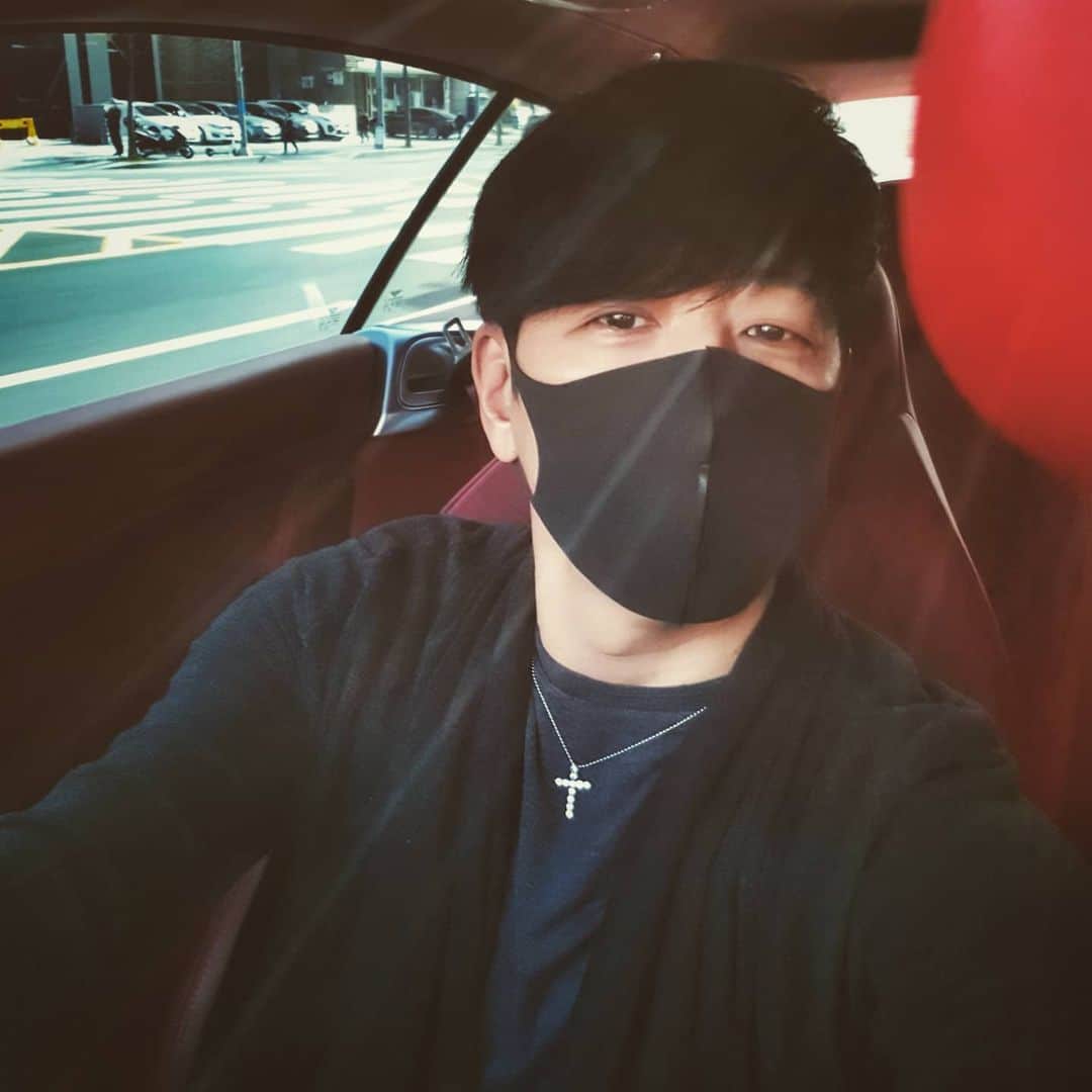 リュ・シウォンのインスタグラム：「. #코로나😥😥언능지나가길...📌 . #건강히 잘지내고 있습니다..저도✔ #다들 건강잘챙기시길...바래요😥 .」