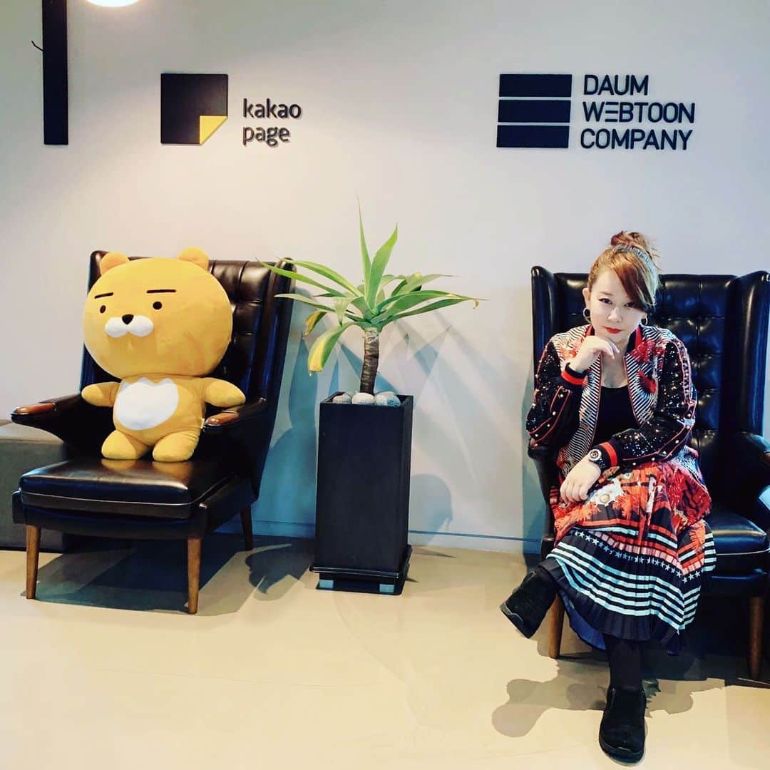 東村アキコさんのインスタグラム写真 - (東村アキコInstagram)「#東村アキコ #higashimuraakiko #海月姫 #東京タラレバ娘 #かくかくしかじか #ママはテンパリスト #美食探偵明智五郎 #雪花の虎 #偽装不倫 #そして #ライアンとツーショット #カカオページ #ピッコマ #新たな #友達#可愛い #ワクワク #楽しみ #にしてね #kakaopage#piccoma#히가시무라아키코 #카카오페이지#연담#픽코마#신작#기대해」4月15日 12時30分 - higashimuraakiko_official