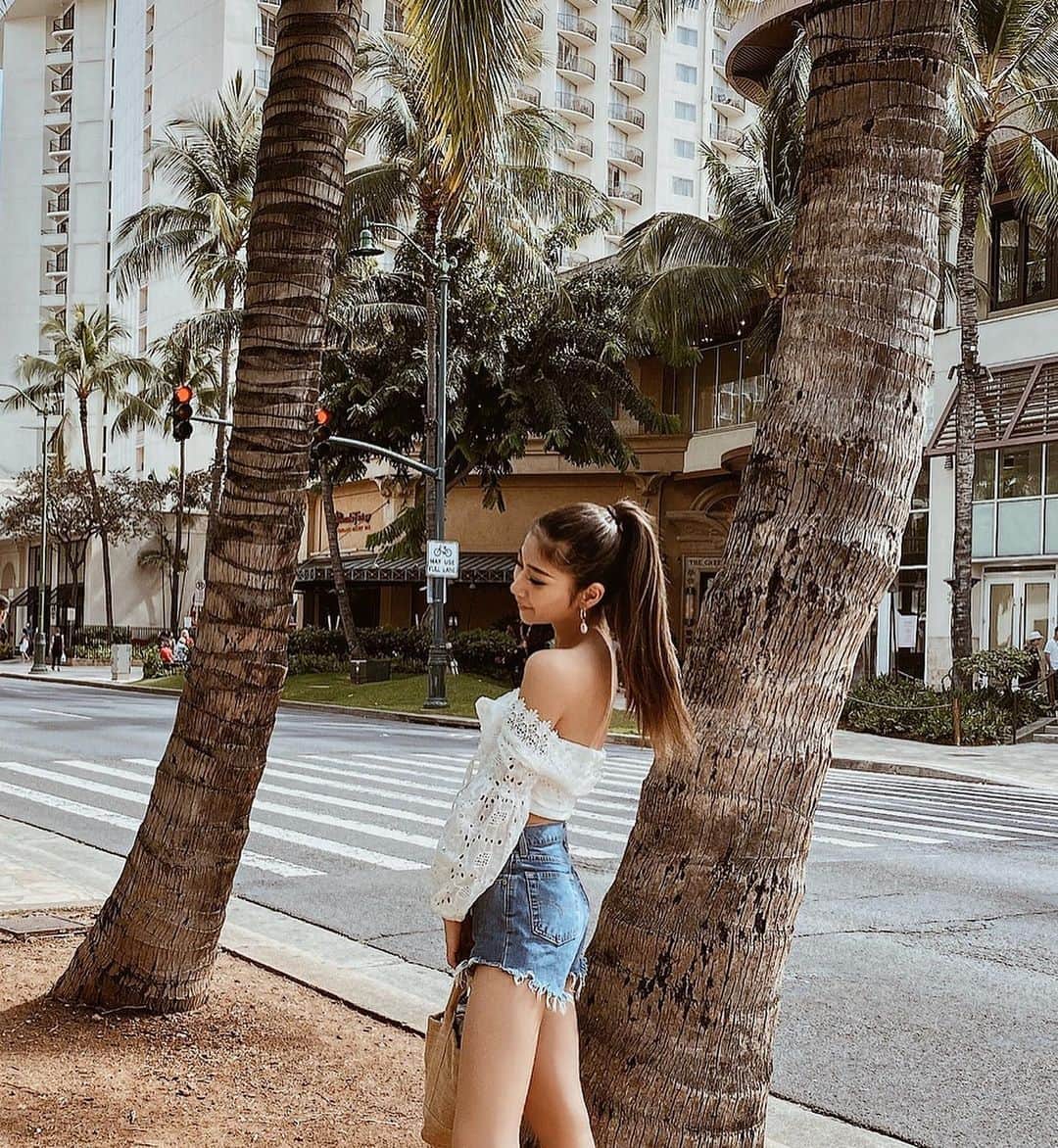 佐藤あずみのインスタグラム：「𝑮𝒐𝒐𝒅 𝒎𝒐𝒓𝒏𝒊𝒏𝒈🏝 . このショーパンお気に入りなんだ！ @shagadelic_official の @levis のvintageなの💗 中々サイズが合うパンツ探すの大変なんだけど、このパンツはピーッタリ！！ ずっと愛用してる👖💕 . . . #デニム #ショーパン #ショートパンツ #デニムリメイク #おはよう #こんにちは #denim #shorts #denimlove #levis #shagadelic #vintage #vintagelove #japanesegirl #gm」