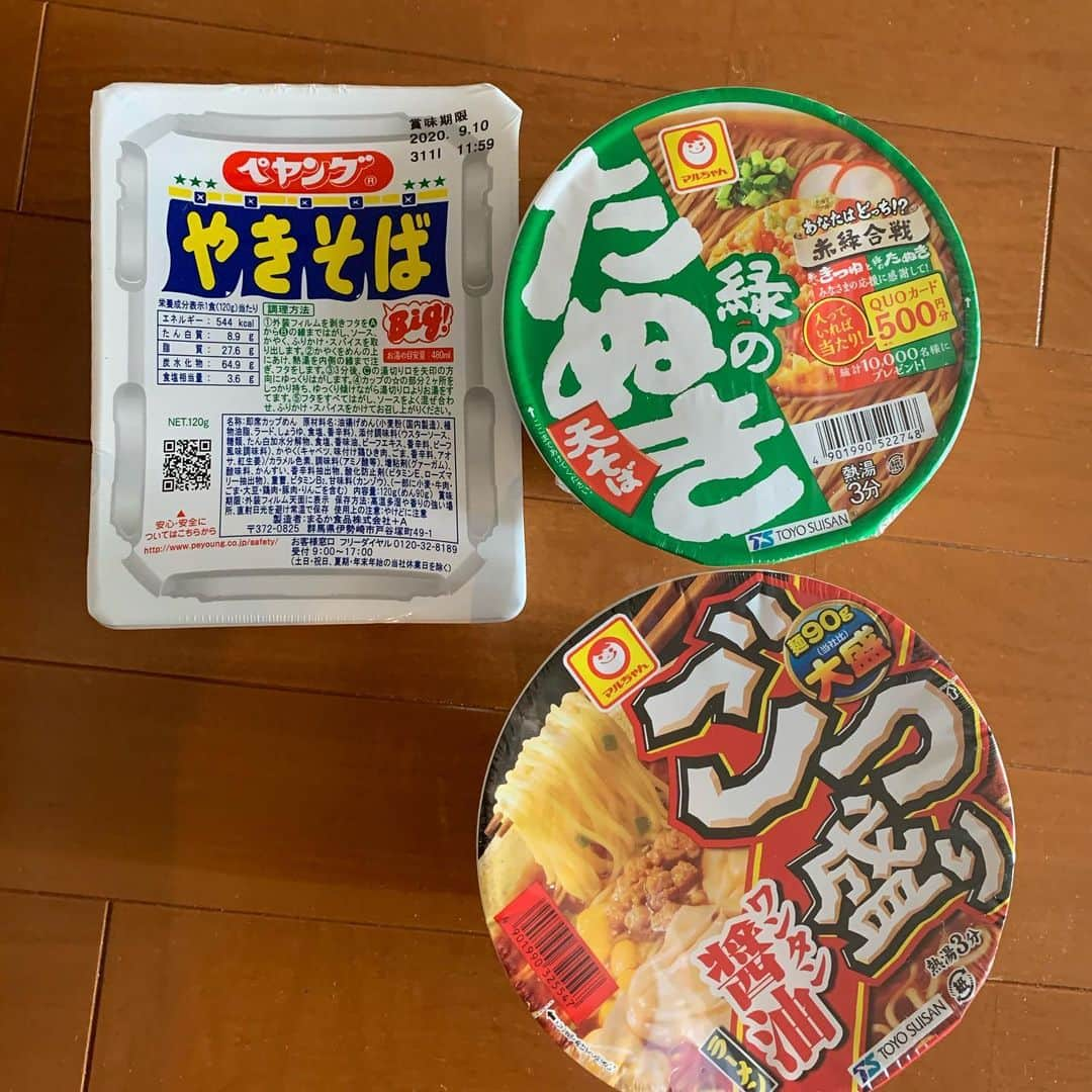 上原浩治さんのインスタグラム写真 - (上原浩治Instagram)「普段は食べないんですが、このような状況だから仕方ない☹️☹️ でも、久しぶりに食べると美味しいなぁ😝  #カップラーメン #たぬき #やきそば #たまには #コロナのせい」4月15日 12時30分 - koji19uehara