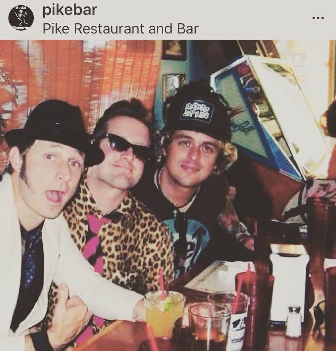 トレ・クールのインスタグラム：「That time Foxboro Hottubs swung by the Pike Bar for dinner and drinks before rocking out at Alex’s Bar.」