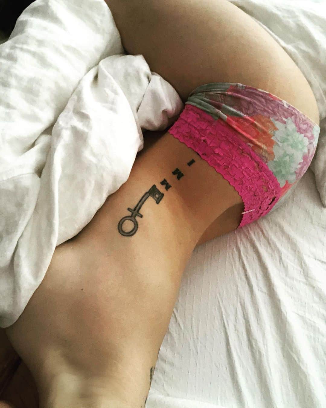ティーガン・プレスリーのインスタグラム：「Fuxk you, fuxk off, fuxk it... I’m staying in bed」