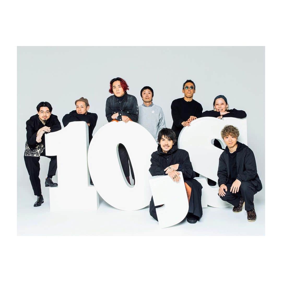 TEPPEIさんのインスタグラム写真 - (TEPPEIInstagram)「本日4月15日、OKAMOTO'Sのメジャーデビュー10周年を記念した初のベスト盤 "10'S BEST" がリリースになりました。彼らが育ててきた誇らしきファンの方々が正直に選んだ楽曲達がラインナップされた、この10年間を瞬間冷凍したようなアルバムだと思います。自分がオカモトズの皆と会ってからは約7年なのですが、彼らと逢う前の人生とその後の7年間は大きく違います。こんなに人生を面白くしてくれる人達に逢えるなんて、思ってもみなかったな、、、。そんな彼らとこんな話をして、こんな面白いことがあってって、皆様にはなかなか全て伝え切れないのですが、オカモトズの面白みは全て音楽表現にそもそも詰まっているので、彼らの音楽を聴いて彼らが最高だってことを愉しんで頂きたいです。こんな時期に、こんな時代に、素晴らしい音楽をありがとう！オカモトズチーム一同、親愛なるハマくんの完全回復を心から祈願して。 2020.04.15 #OKAMOTOS #10SBEST / Photo by 磯部昭子 @akikoisobe, Graphic by 北山雅和 @ktymmasakazu, Hair&make by 高草木剛 @go_takakusagi, Styling by TEPPEI」4月15日 12時37分 - stylist_teppei