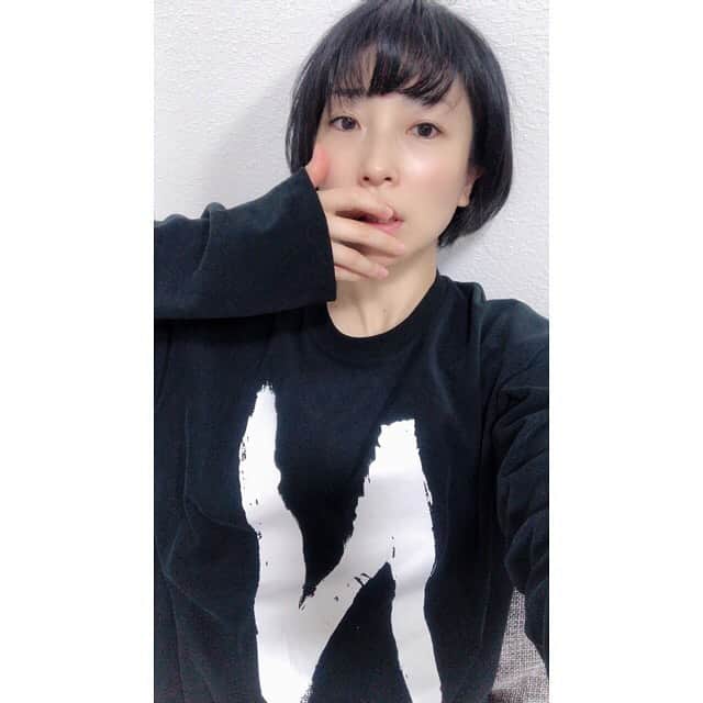 安藤あいかのインスタグラム：「ちゃんとハッシュタグ読んでね💜 という、保険。 ダンスしたいなー。 YouTubeで久しぶりに定点の練習風景の動画みあさってる。 ロンTっていいよね。これ気持ち良い！  #groundnace #グランダンエース #着心地  #ユニセックス #Sサイズでこのゆったり感 #良き  #メンズにも超おすすめ #おうち時間 #ってやつ #食べて寝て #読書して #バイク漕ぐ #１枚めのは #好きって言ってよ  #でよくみる振り #瑠々ちゃん #調べたら18歳で鼓動止まった #歌もダンスも絶品好き」