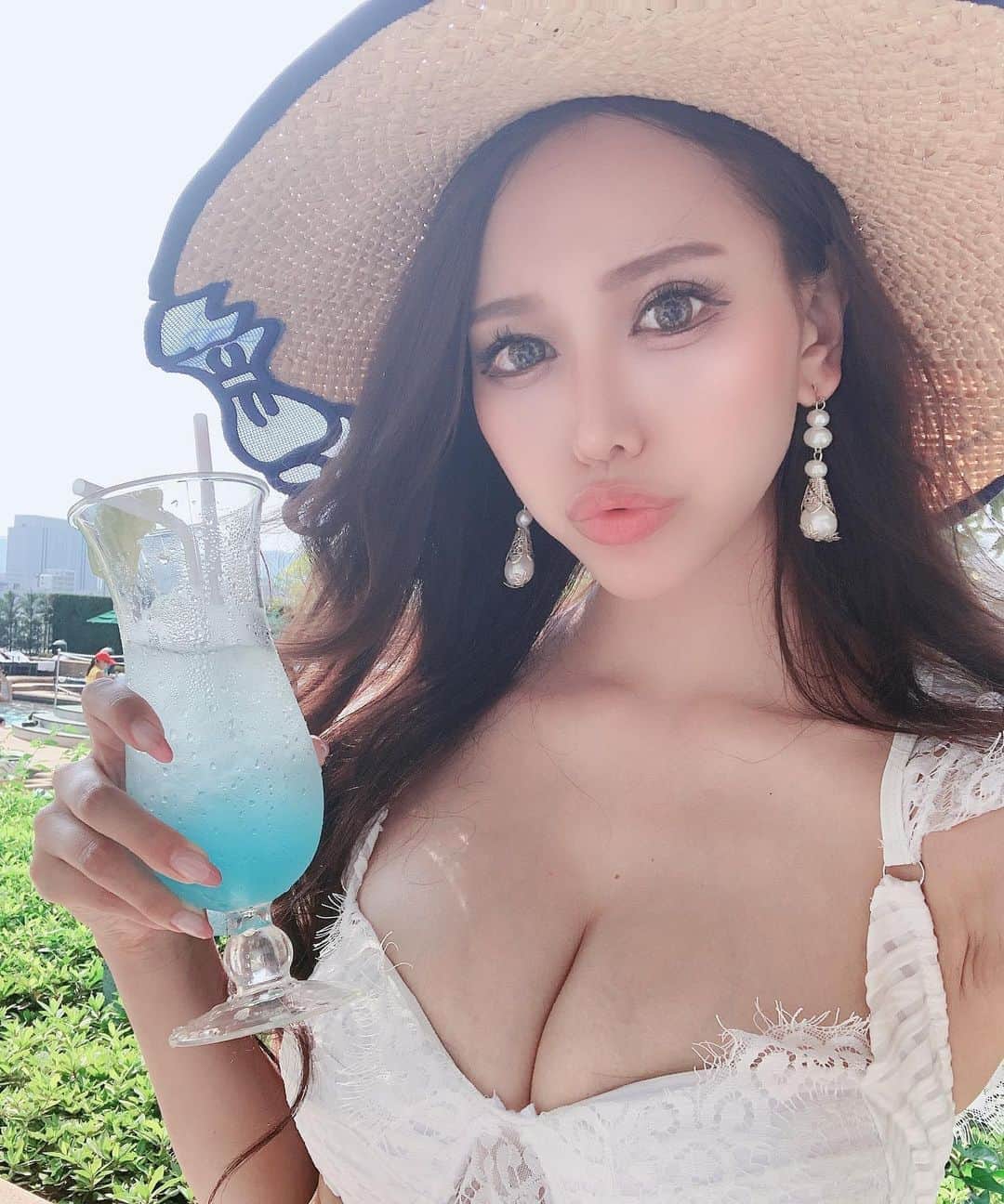 のインスタグラム：「. 今年の夏遊べるのかなぁ（´-`）.｡oO 水着買うか悩む〜🐰💖💖💖 .  #ホテルイースト21 #ホテルイースト21東京 #ガーデンプール #ホテルオークラ #ホテルプール #プール #夏休み #水着ギャル #夏の終わり #早く夏になれ #fabric #新宿ファブリック #ファブリック #ラウンジ #キャバクラ #キャバ嬢 #歌舞伎町 #歌舞伎町キャバ嬢 #桜ゆみ」