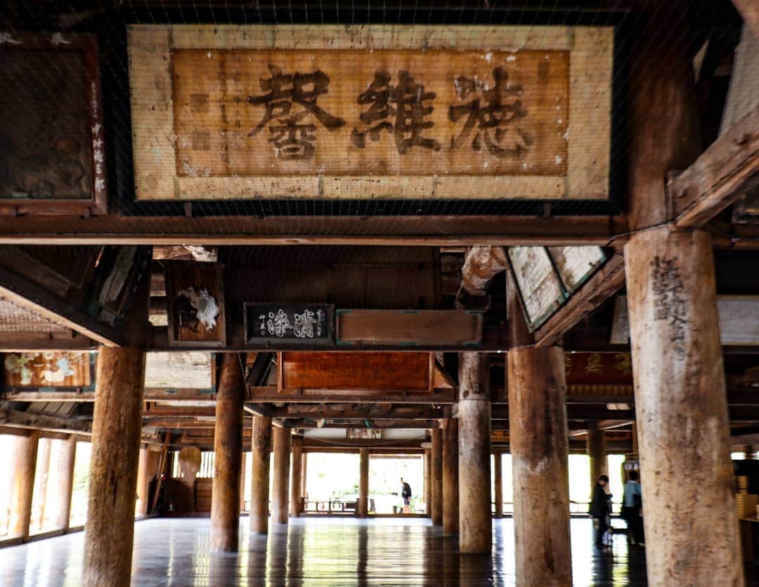Hairmake Shinoさんのインスタグラム写真 - (Hairmake ShinoInstagram)「Miyajima,Hiroshima ． 豊国神社(ほうこくじんじゃ)⛩️ 通称『千畳閣』 ． 安国寺恵瓊（あんこくじえけい）に豊臣秀吉が建設を命じた、武士の鎮魂のために供養堂✨ ． ． 入り口左手側、千畳閣の中央あたりから外を見るとすぐ下に嚴島神社が見える #shrine view！ ． ． 太陽の光と優しい風が流れるゆったりした空間でした😌 ． #stayathome#stayhome #豊国神社#神社#宮島 #満喫#景色#御朱印#広島#広島観光#広島旅行#広島 #カフェ #春旅 #旅行写真 #旅スタグラム #旅したくなるフォト #旅好き女子 #女子旅 #海好き#カメラ旅#canon #hiroshima#travellover #travelphotography #japantravel」4月15日 12時47分 - hairmakeshino