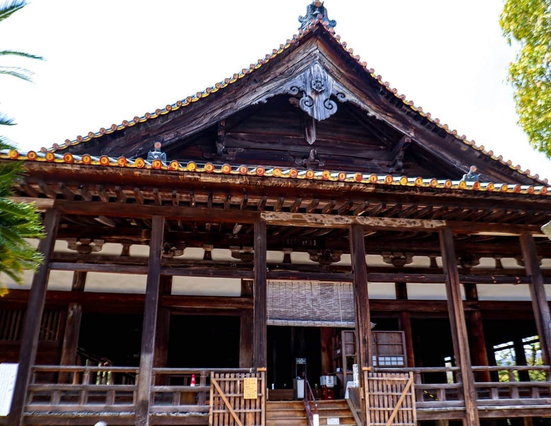 Hairmake Shinoさんのインスタグラム写真 - (Hairmake ShinoInstagram)「Miyajima,Hiroshima ． 豊国神社(ほうこくじんじゃ)⛩️ 通称『千畳閣』 ． 安国寺恵瓊（あんこくじえけい）に豊臣秀吉が建設を命じた、武士の鎮魂のために供養堂✨ ． ． 入り口左手側、千畳閣の中央あたりから外を見るとすぐ下に嚴島神社が見える #shrine view！ ． ． 太陽の光と優しい風が流れるゆったりした空間でした😌 ． #stayathome#stayhome #豊国神社#神社#宮島 #満喫#景色#御朱印#広島#広島観光#広島旅行#広島 #カフェ #春旅 #旅行写真 #旅スタグラム #旅したくなるフォト #旅好き女子 #女子旅 #海好き#カメラ旅#canon #hiroshima#travellover #travelphotography #japantravel」4月15日 12時47分 - hairmakeshino