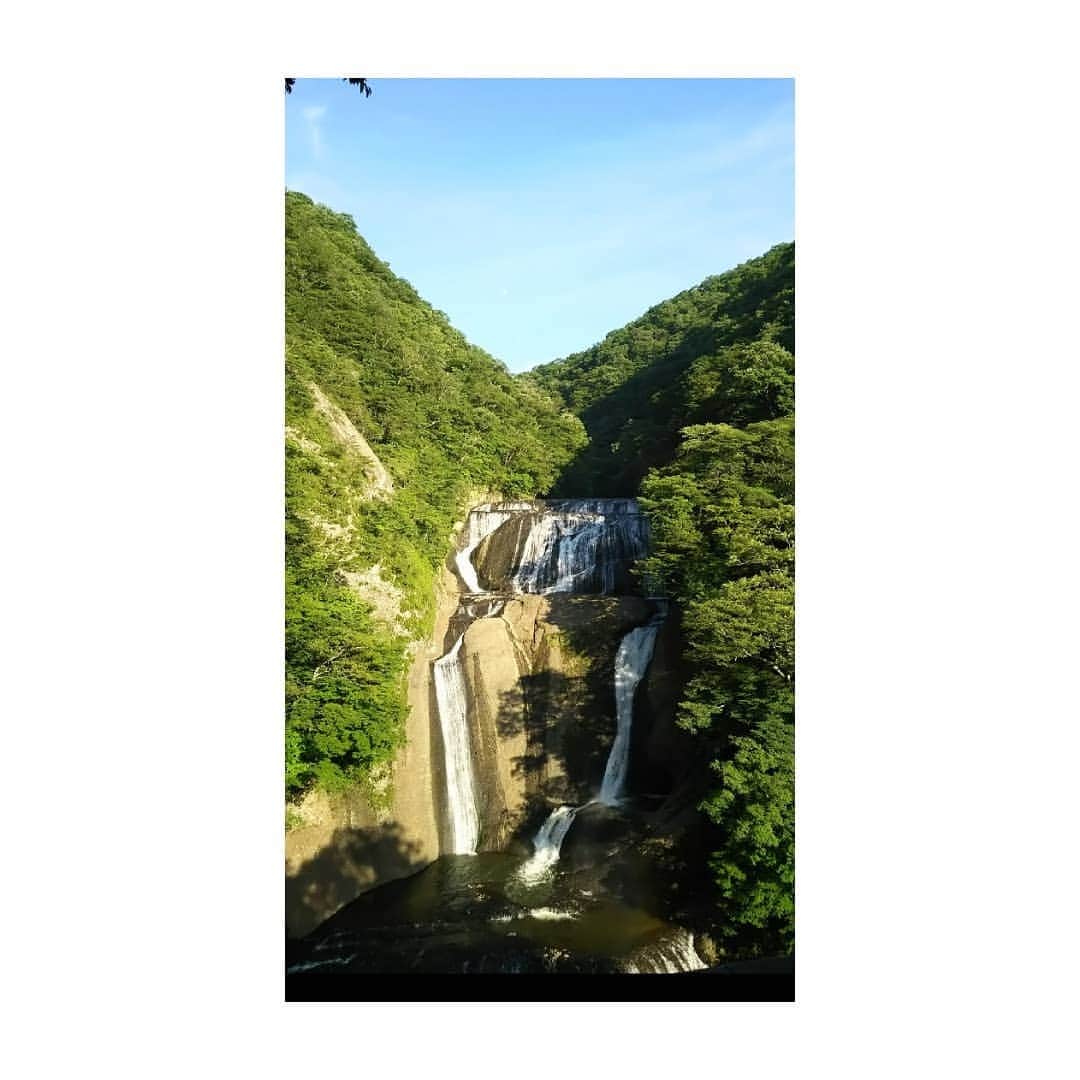 花陽みらさんのインスタグラム写真 - (花陽みらInstagram)「4月15日🌸本日無事に、誕生日を迎えることができました😌﻿ こんな時ですが、本日birthdayを迎えた皆様✨とにかく！！﻿ おめでとうございます🎂✨﻿ ﻿ 写真は加工無し！﻿ 【おちついたら、行きたいなスポット】😌✨﻿ 茨城県の #竜神大橋 と#袋田の滝 。とっても綺麗な景色なんです！﻿ 竜神大橋の先には「幸福の鐘🔔」もあります！﻿ 皆さん。おちついたら。﻿ 是非足を運んでみてくださぃ😊🚗💨✨﻿ #茨城県 ﻿ ﻿ 私が産まれた日はとっても晴れていたらしい(父の日記に記載🙌)﻿ 今日はまさに、同じような日😌🌸﻿ ﻿ 外へ行って皆さんに会えないのが、もどかしい。﻿ しかし、今が大切。﻿ 今がとても大事。﻿ そしてこれからも。﻿ ﻿ 今日という日を迎えられた事に感謝。﻿ 両親よー！私ここまで成長できました！﻿ ありがとう。﻿ 今年はより濃い日々を行きたいなと😤✨﻿ ﻿ 早く皆さんと、大笑いできる日が来ますように。﻿ 皆さまこれからもよろしくお願いします😌😌﻿ ﻿ ﻿ ★んで、朝イチに地元の親友からの、メッセージ😌懐かしくて中学修学旅行の写真引っ張ってきました😂😂😂﻿ #中学の思い出 ﻿ ﻿ ★まぁーこんな時だから、自分に焼いてみました！！チーズケーキ🎂✨﻿今回は成功✨(今のところわ…) #お菓子珍プレー ﻿ ★📷️は、数年前に同郷で同期のみさ(#輝城みつる)とスカイステージのロケで行った時の物です😊﻿ ﻿ #誕生日 #笑顔 #行きたいなスポット #大笑い #爆笑 の日々✨きますように！ ﻿」4月15日 12時58分 - miku_hanahi